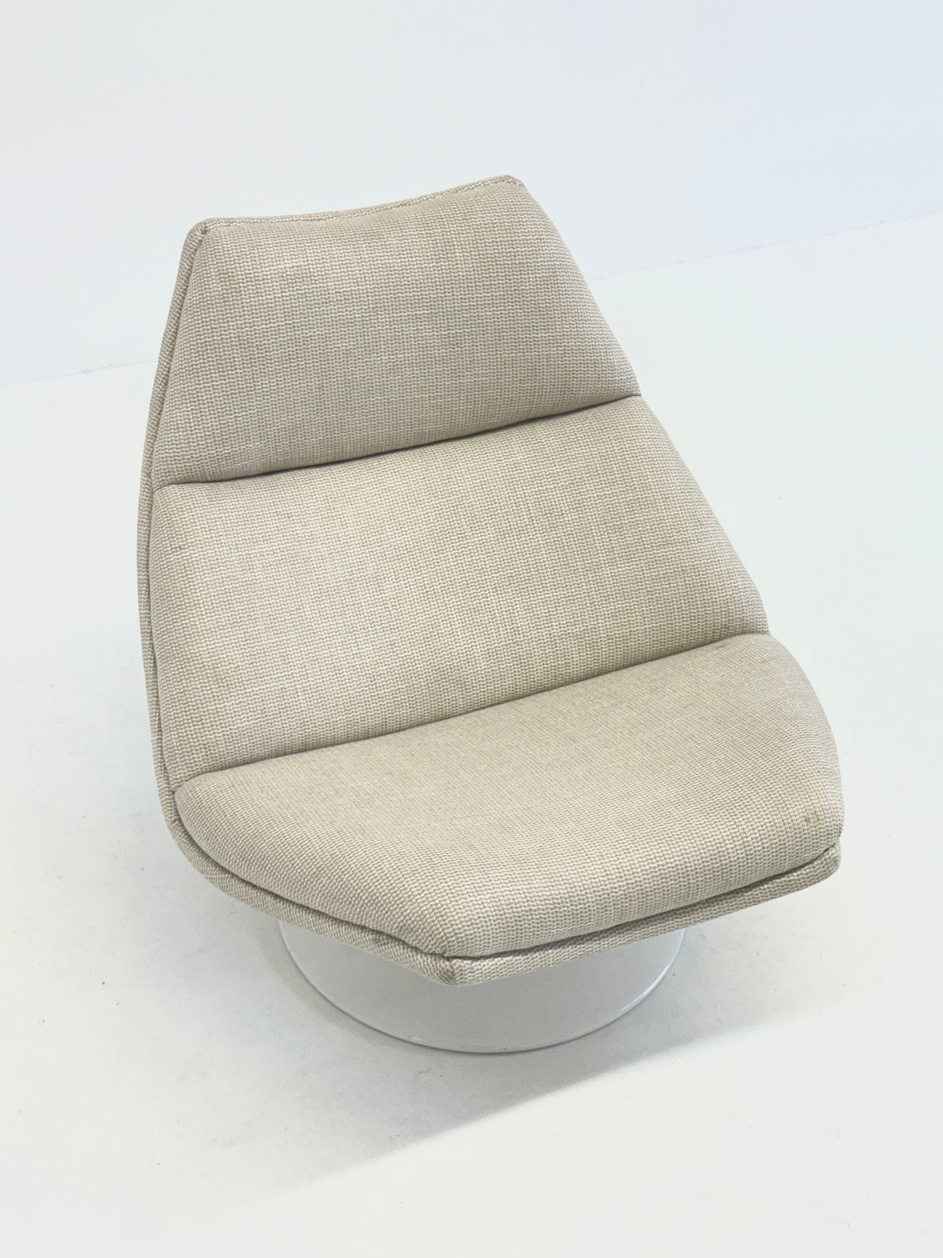 Artifort_F511_armchair_in_cream