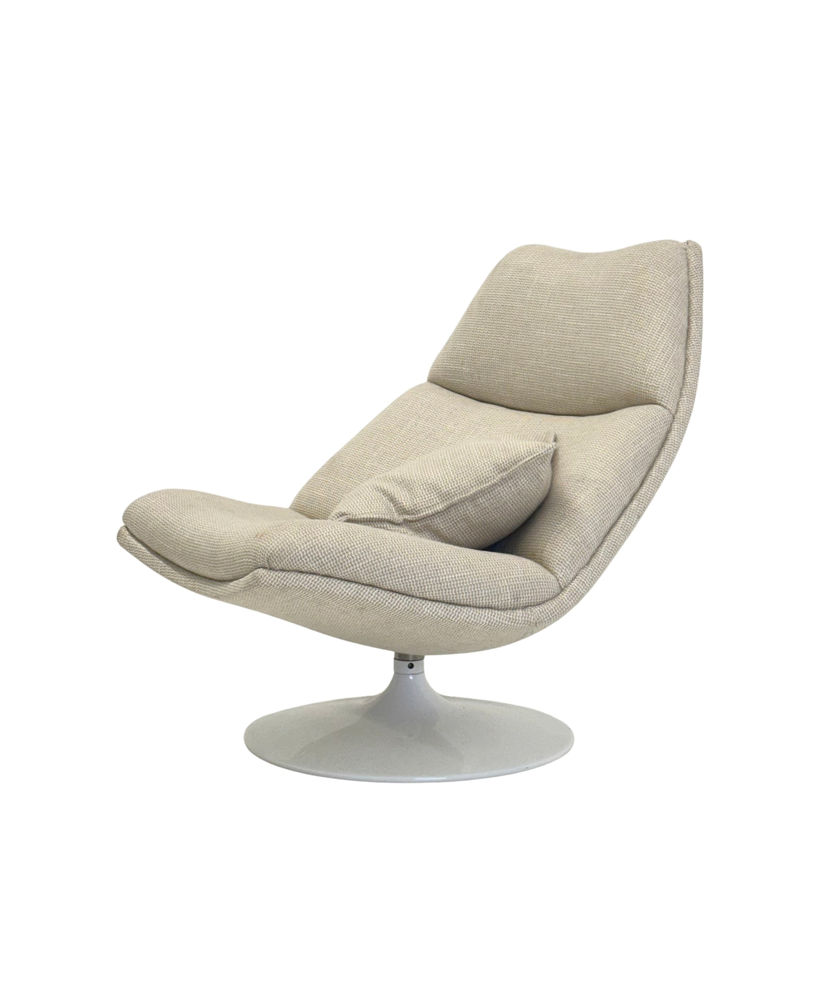 Artifort_F511_armchair_in_cream