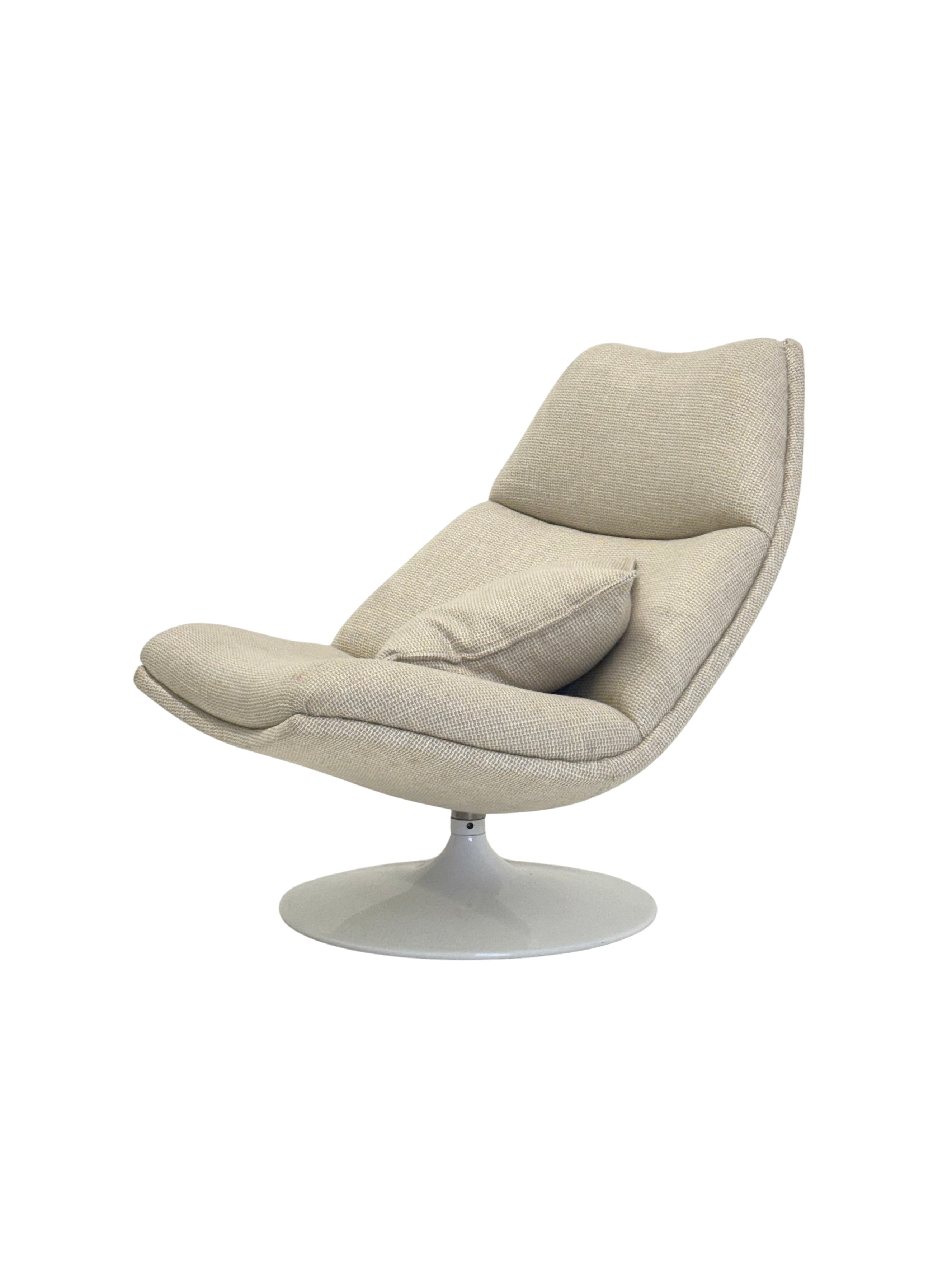 Artifort_F511_armchair_in_cream