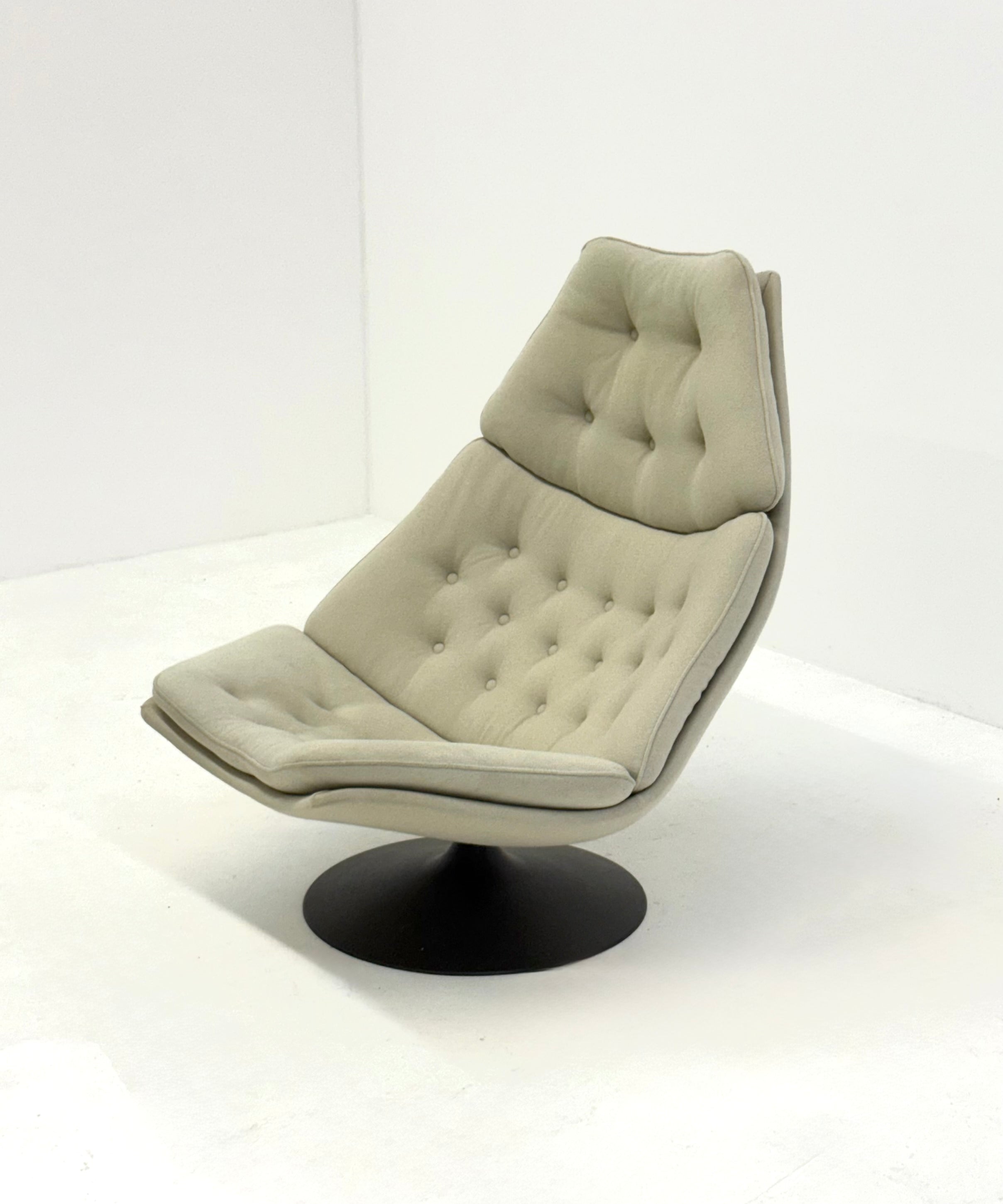 Artifort_F588_lounge_chair_with_footstool_by_Geoffrey_Harcourt