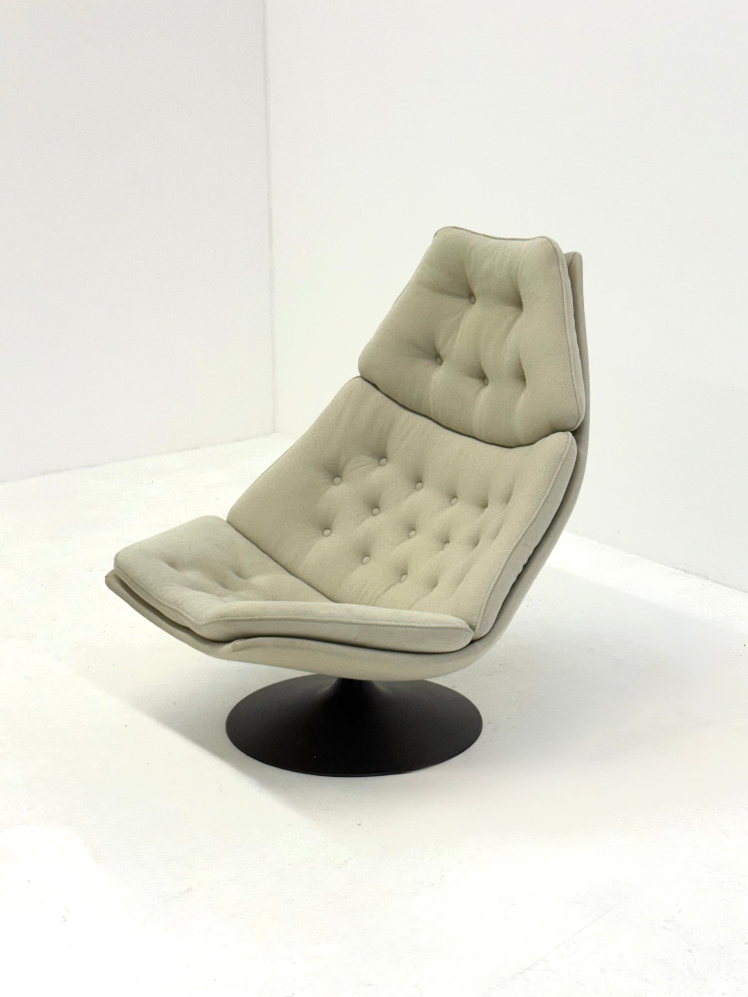 Artifort_F588_lounge_chair_with_footstool_by_Geoffrey_Harcourt