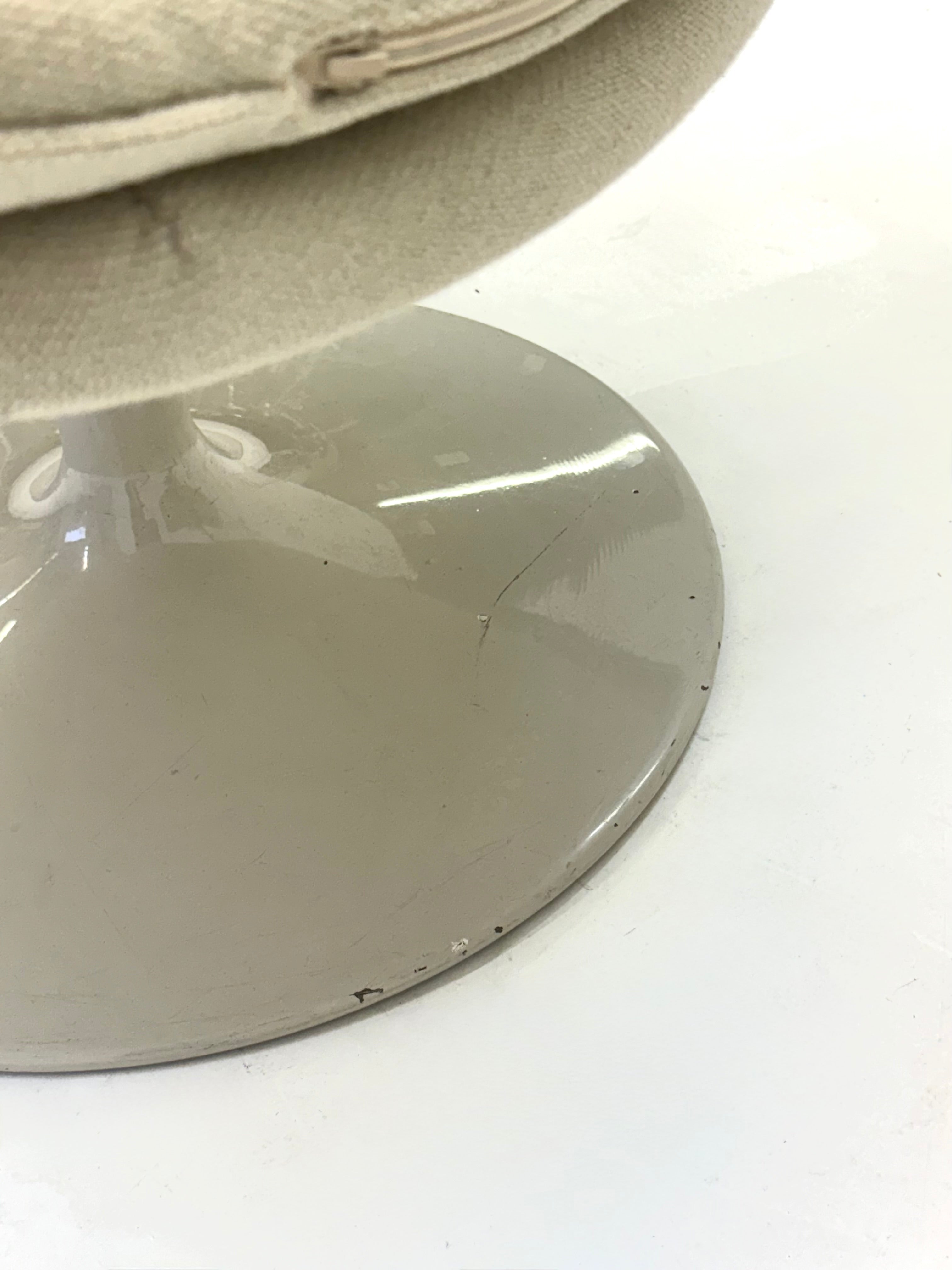 Artifort_F588_lounge_chair_with_footstool_by_Geoffrey_Harcourt