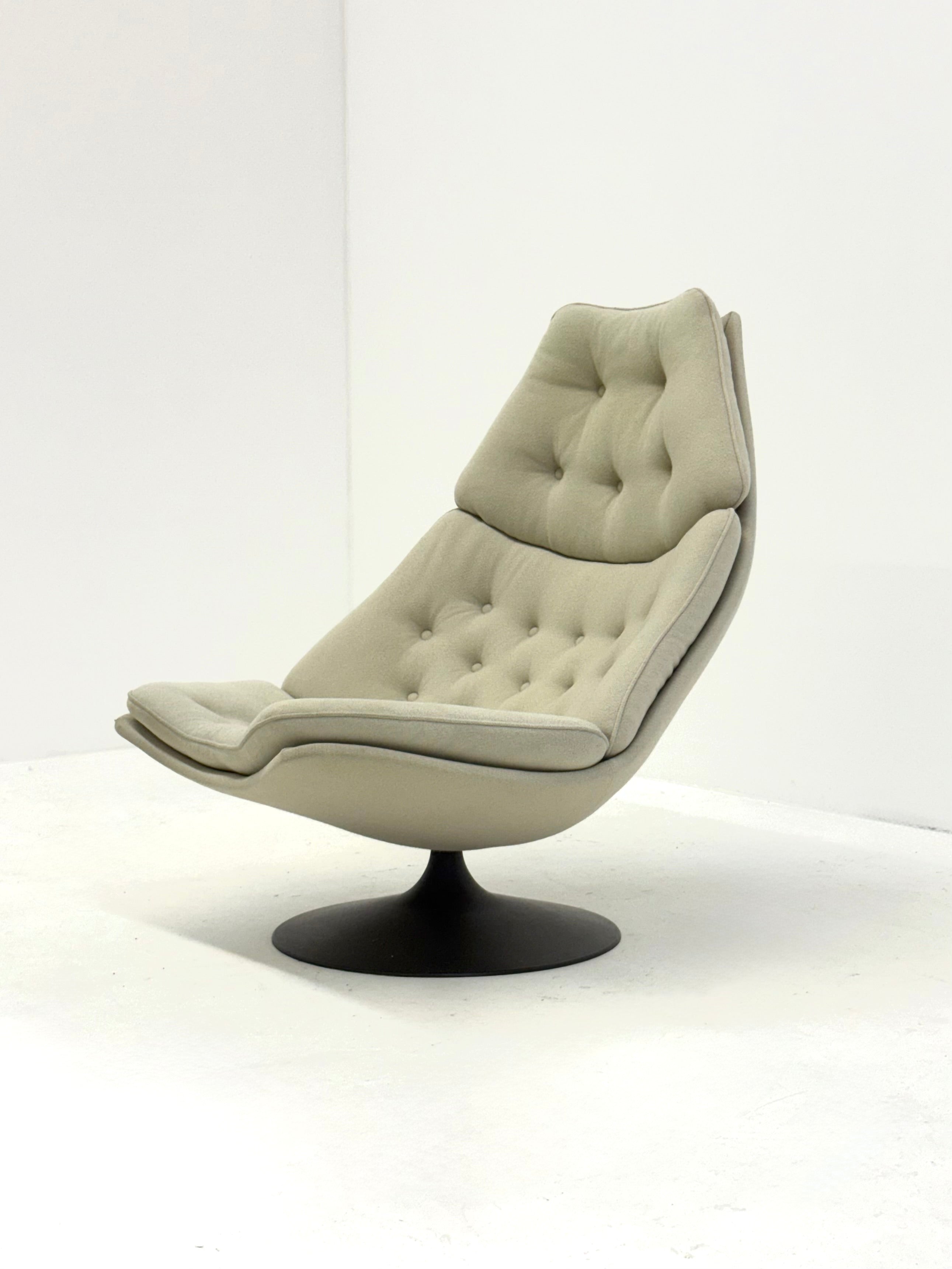 Artifort_F588_lounge_chair_with_footstool_by_Geoffrey_Harcourt