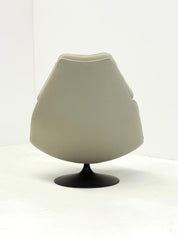 Artifort_F588_lounge_chair_with_footstool_by_Geoffrey_Harcourt