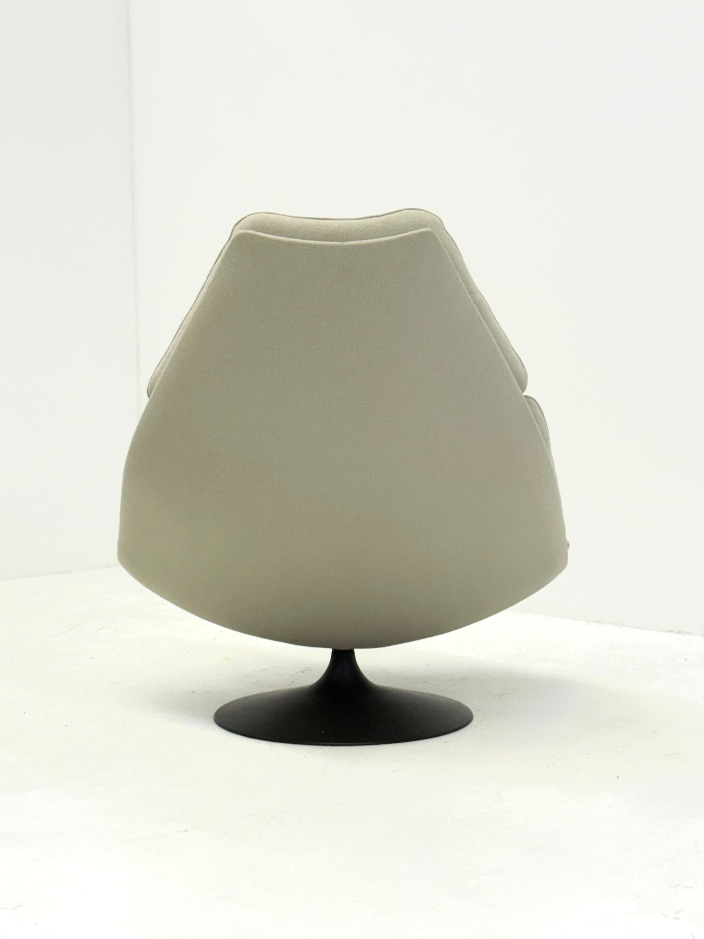 Artifort_F588_lounge_chair_with_footstool_by_Geoffrey_Harcourt