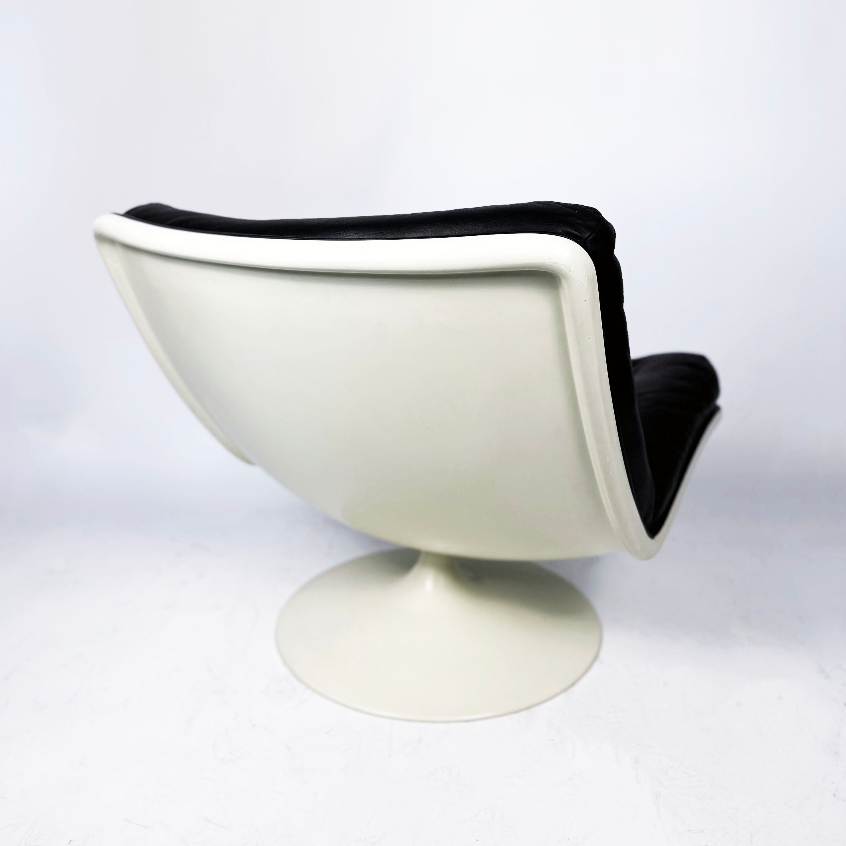 F976_Swivel_Lounge_Chair_by_Geoffrey_Harcourt_for_Artifort,_Black_Leather,_Netherlands,_1968