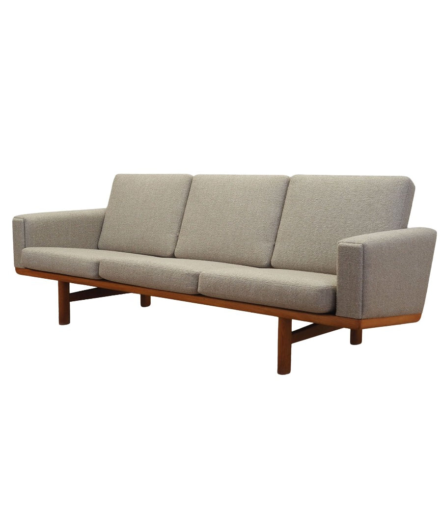 Ash_sofa,_1960s,_Danish_design,_designer:_Hans._J._Wegner,_production:_Getama
