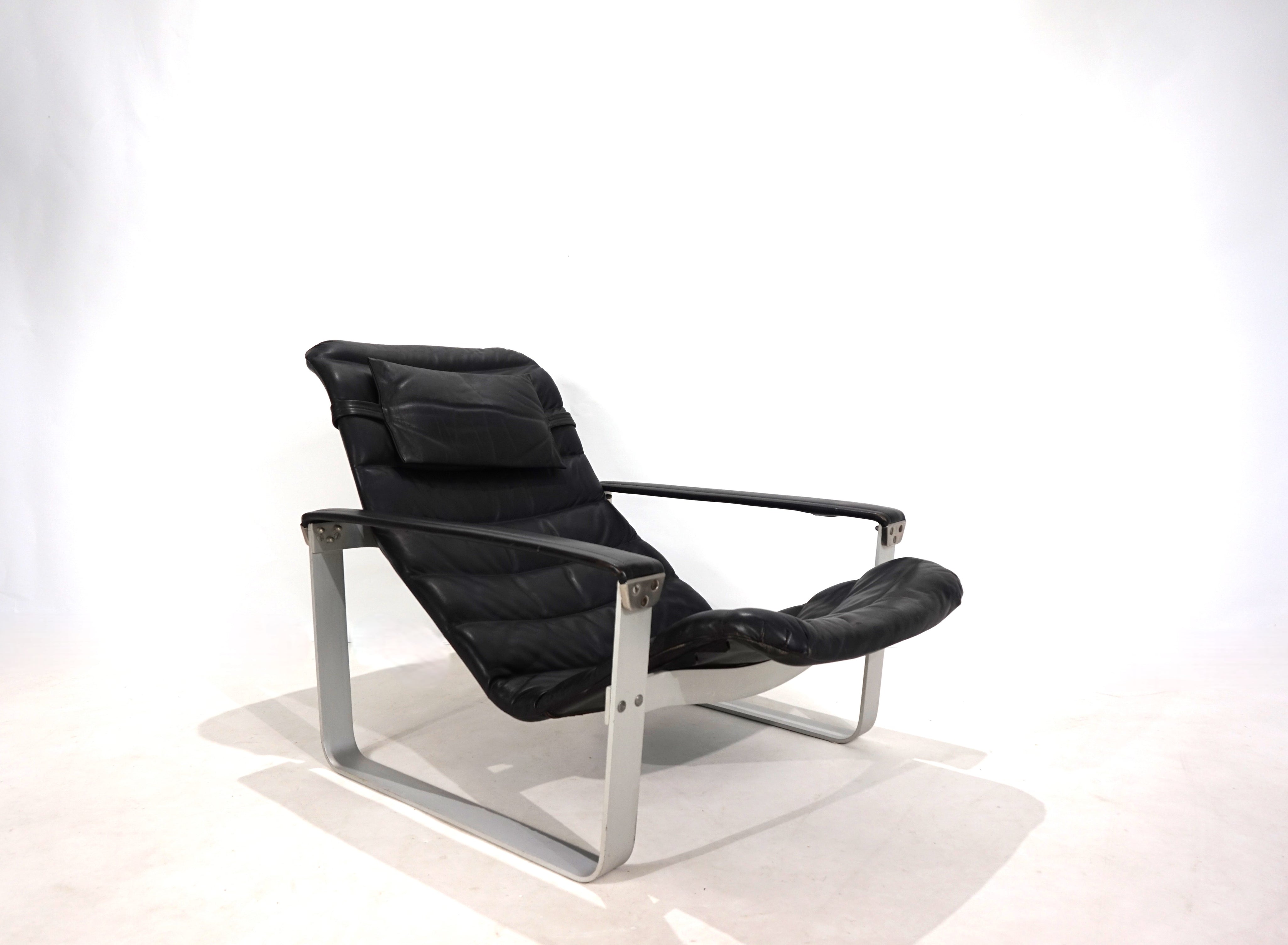 Asko_Pulkka_leather_lounge_chair_by_Ilmari_Lappalainen,_1960