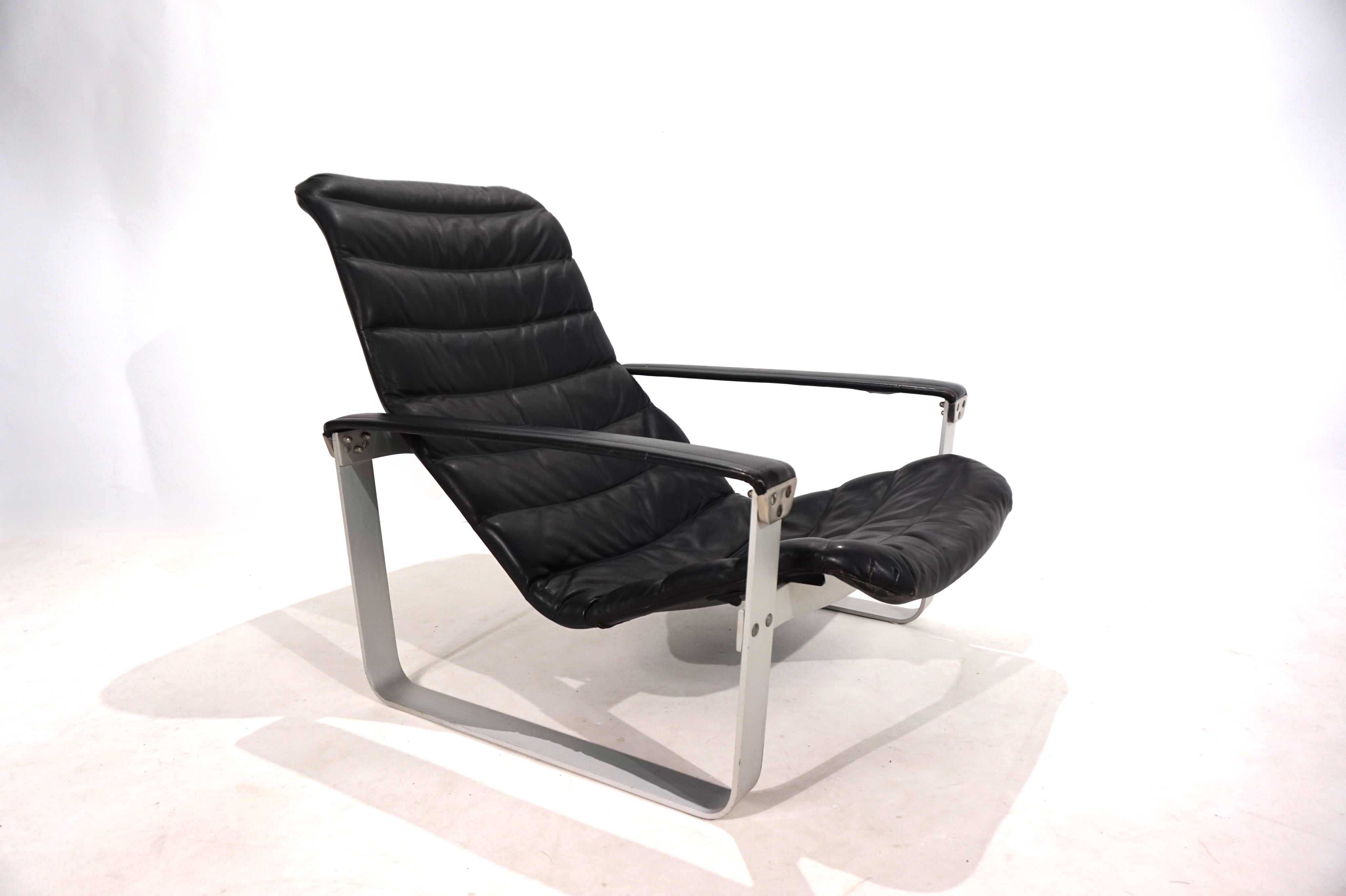 Asko_Pulkka_leather_lounge_chair_by_Ilmari_Lappalainen,_1960