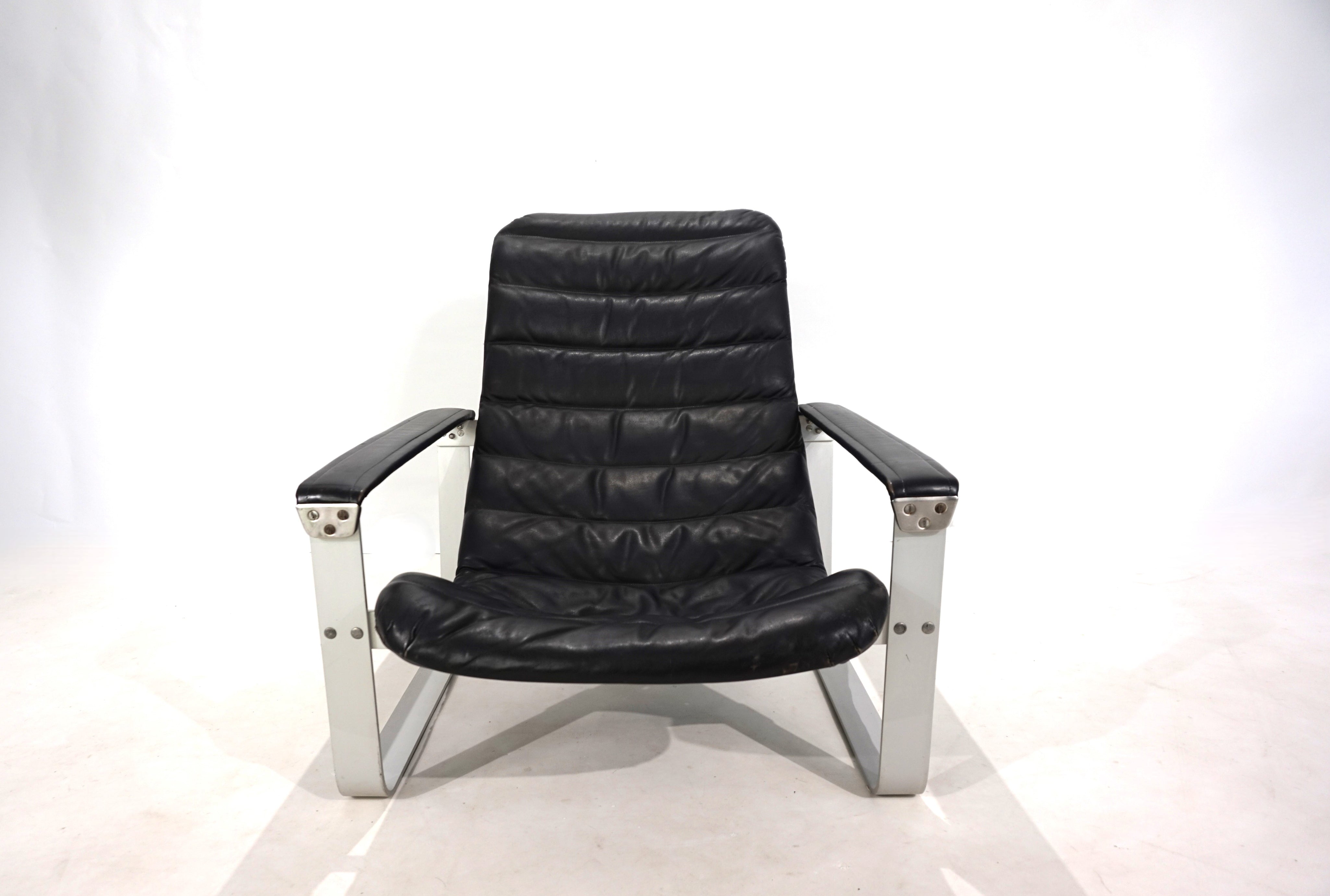Asko_Pulkka_leather_lounge_chair_by_Ilmari_Lappalainen,_1960