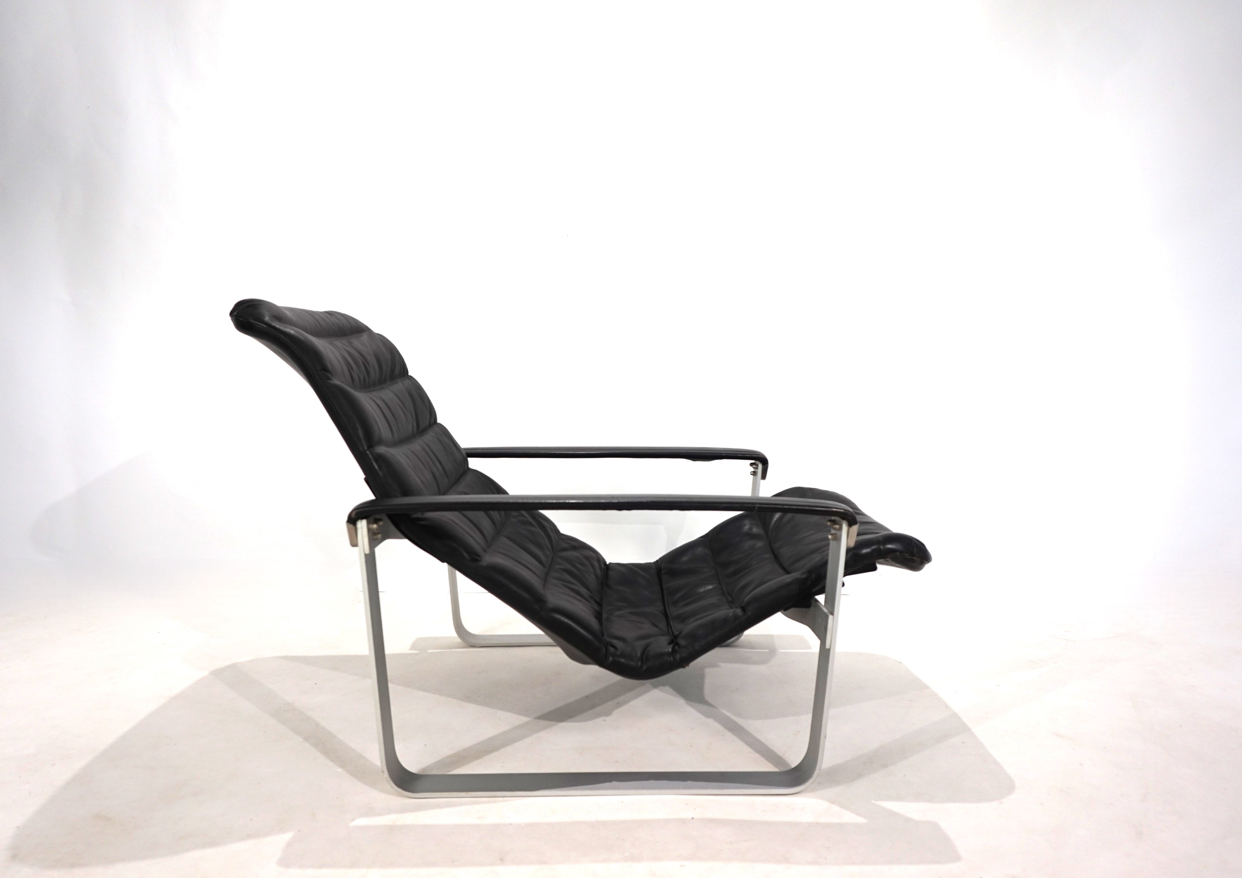 Asko_Pulkka_leather_lounge_chair_by_Ilmari_Lappalainen,_1960