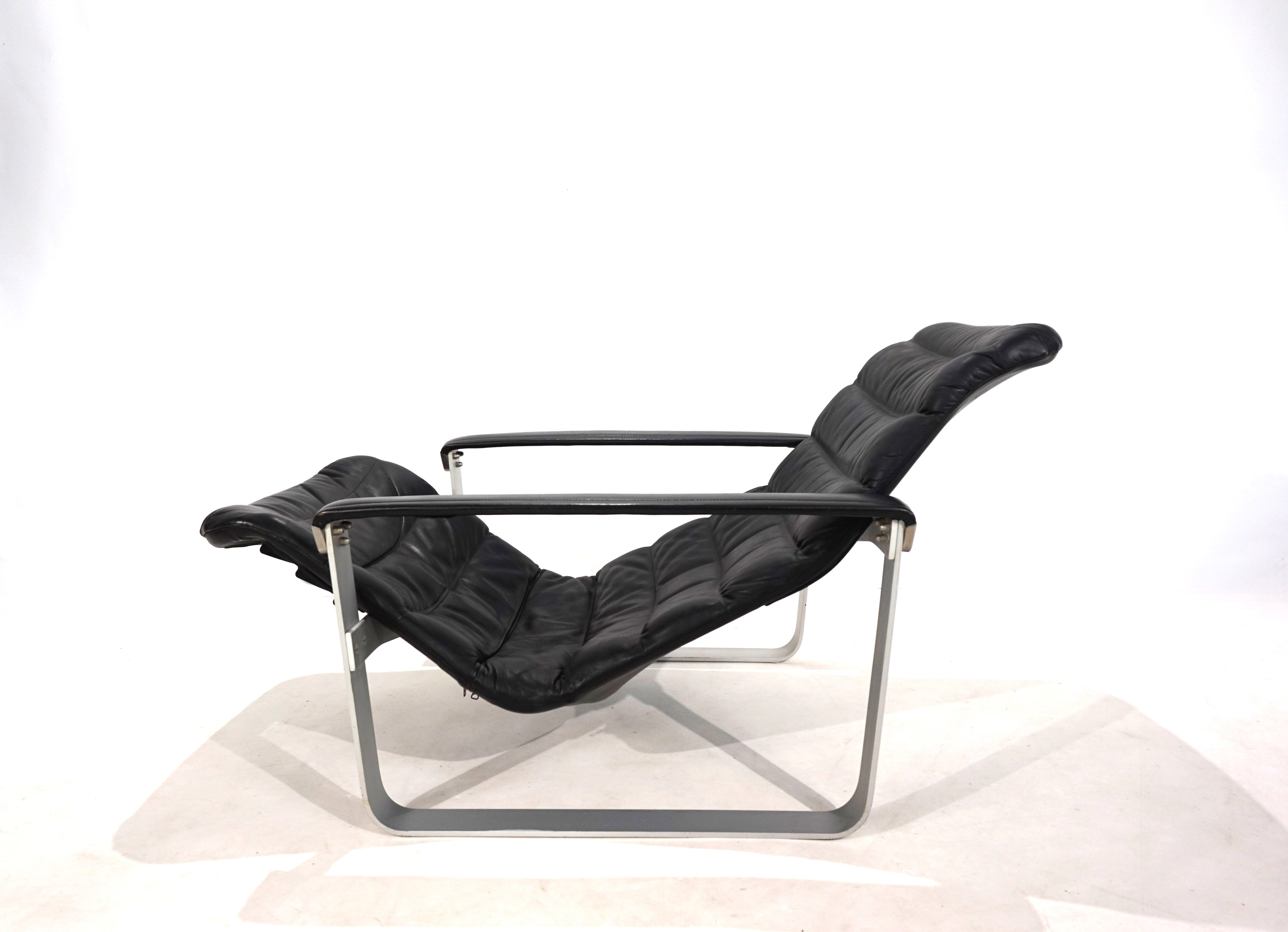 Asko_Pulkka_leather_lounge_chair_by_Ilmari_Lappalainen,_1960
