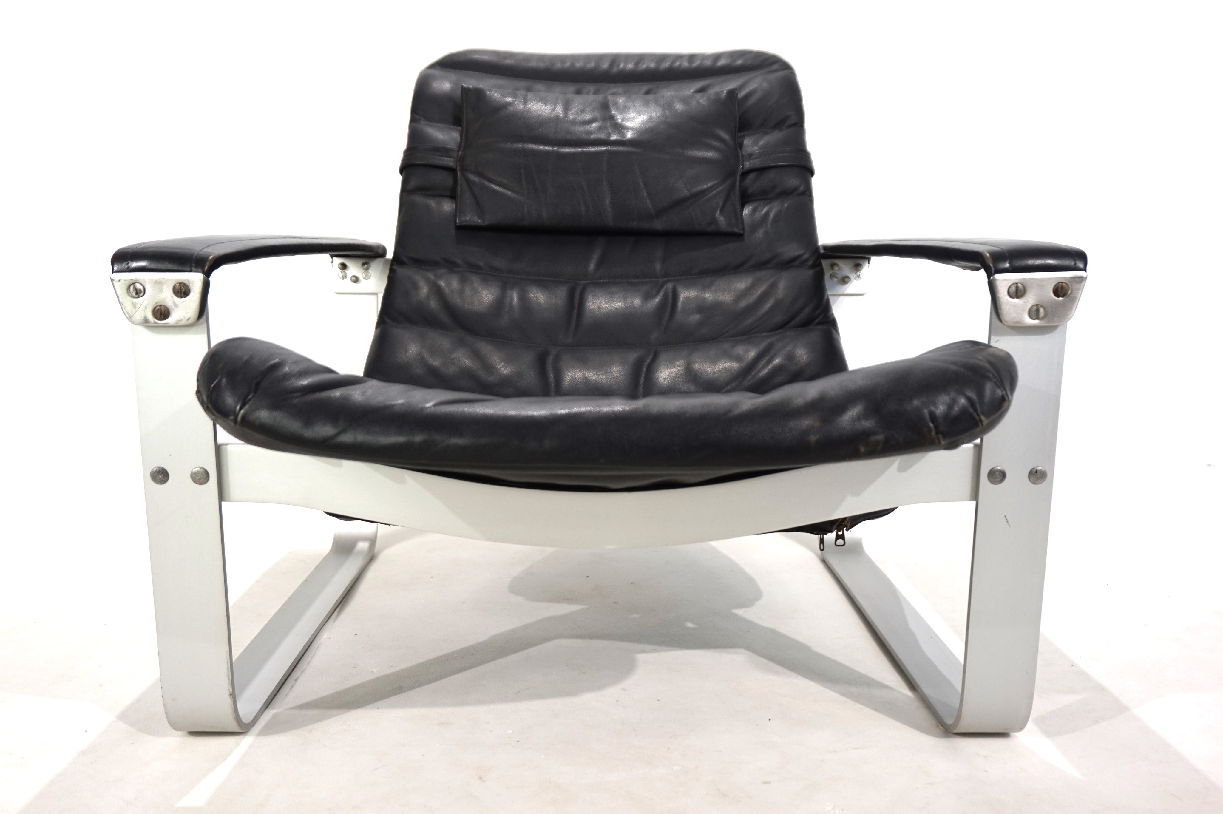 Asko_Pulkka_leather_lounge_chair_by_Ilmari_Lappalainen,_1960
