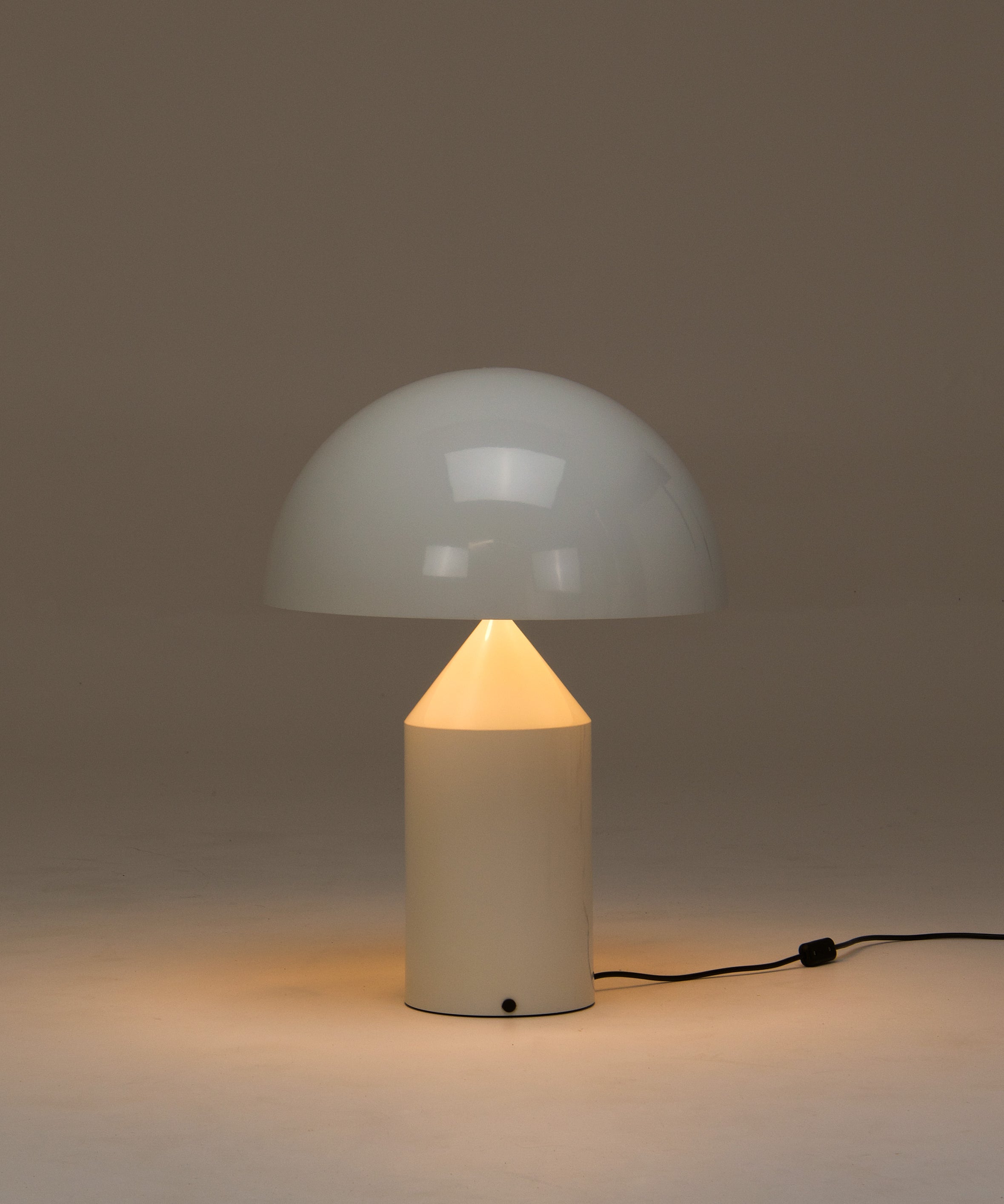 Vico_Magistretti_Atollo_Model_233_Table_Lamp_for_Oluce,_White,_Italy,_1970s