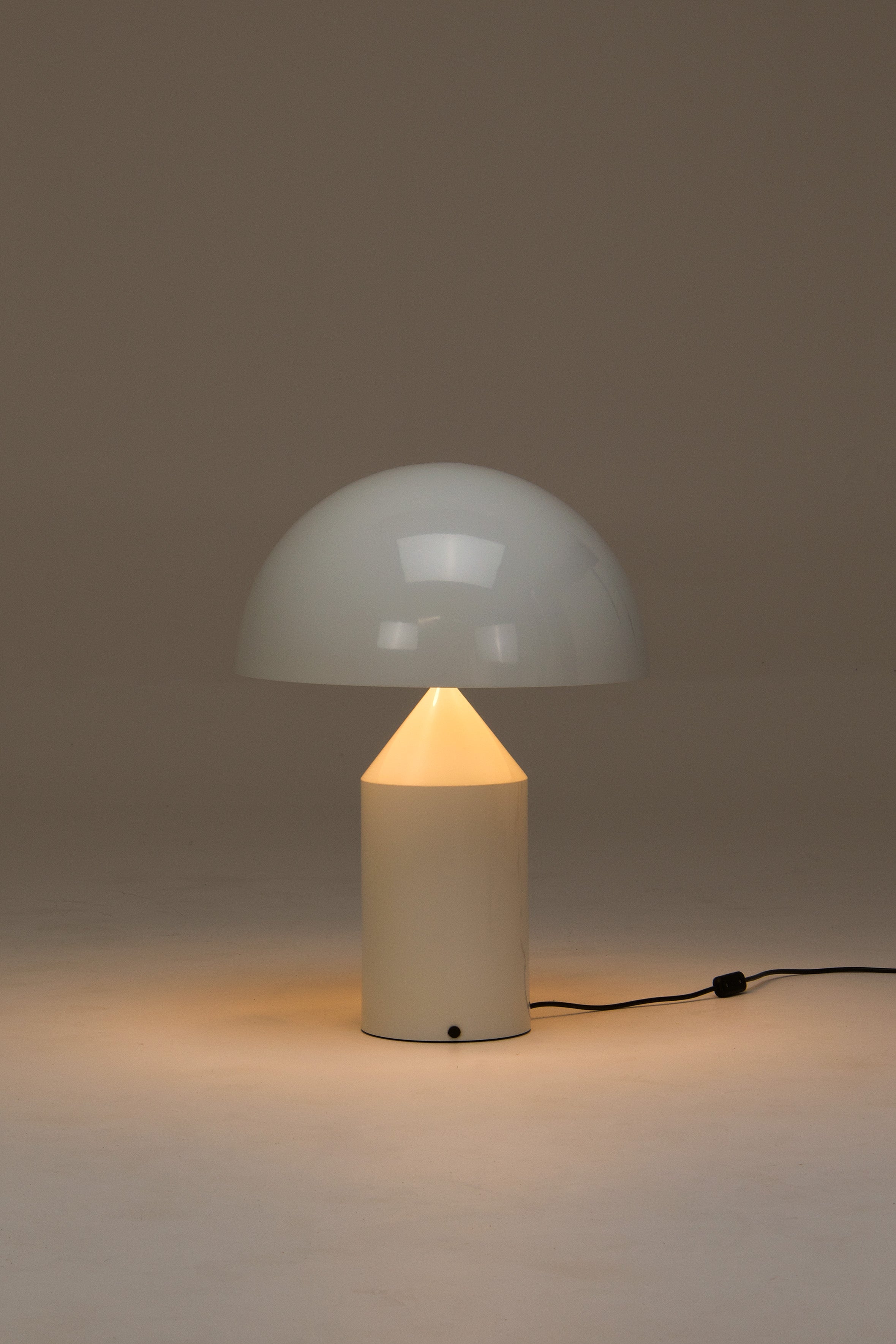 Vico_Magistretti_Atollo_Model_233_Table_Lamp_for_Oluce,_White,_Italy,_1970s