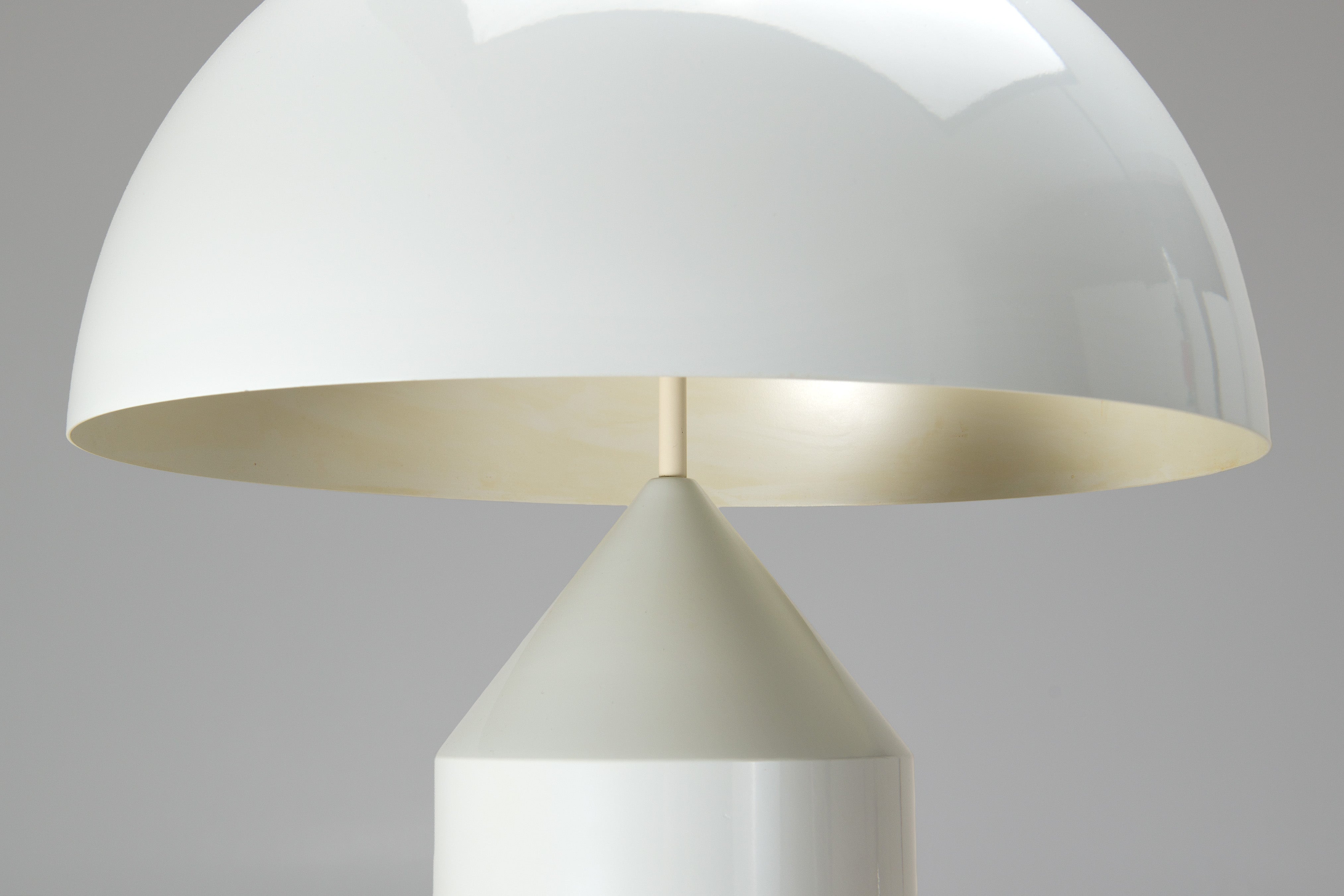 Vico_Magistretti_Atollo_Model_233_Table_Lamp_for_Oluce,_White,_Italy,_1970s