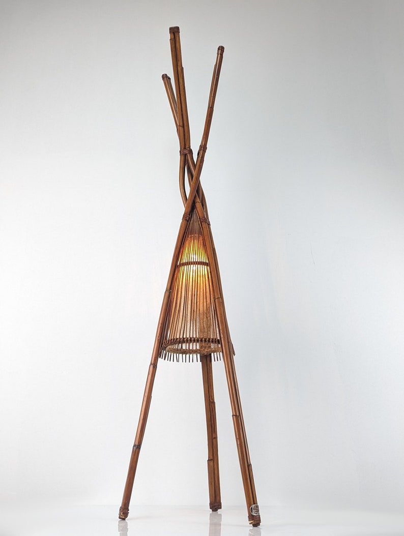 Bamboo_floor_lamp_by_Ramón_Castellano_for_Kalma,_1970