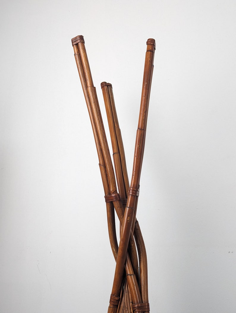Bamboo_floor_lamp_by_Ramón_Castellano_for_Kalma,_1970