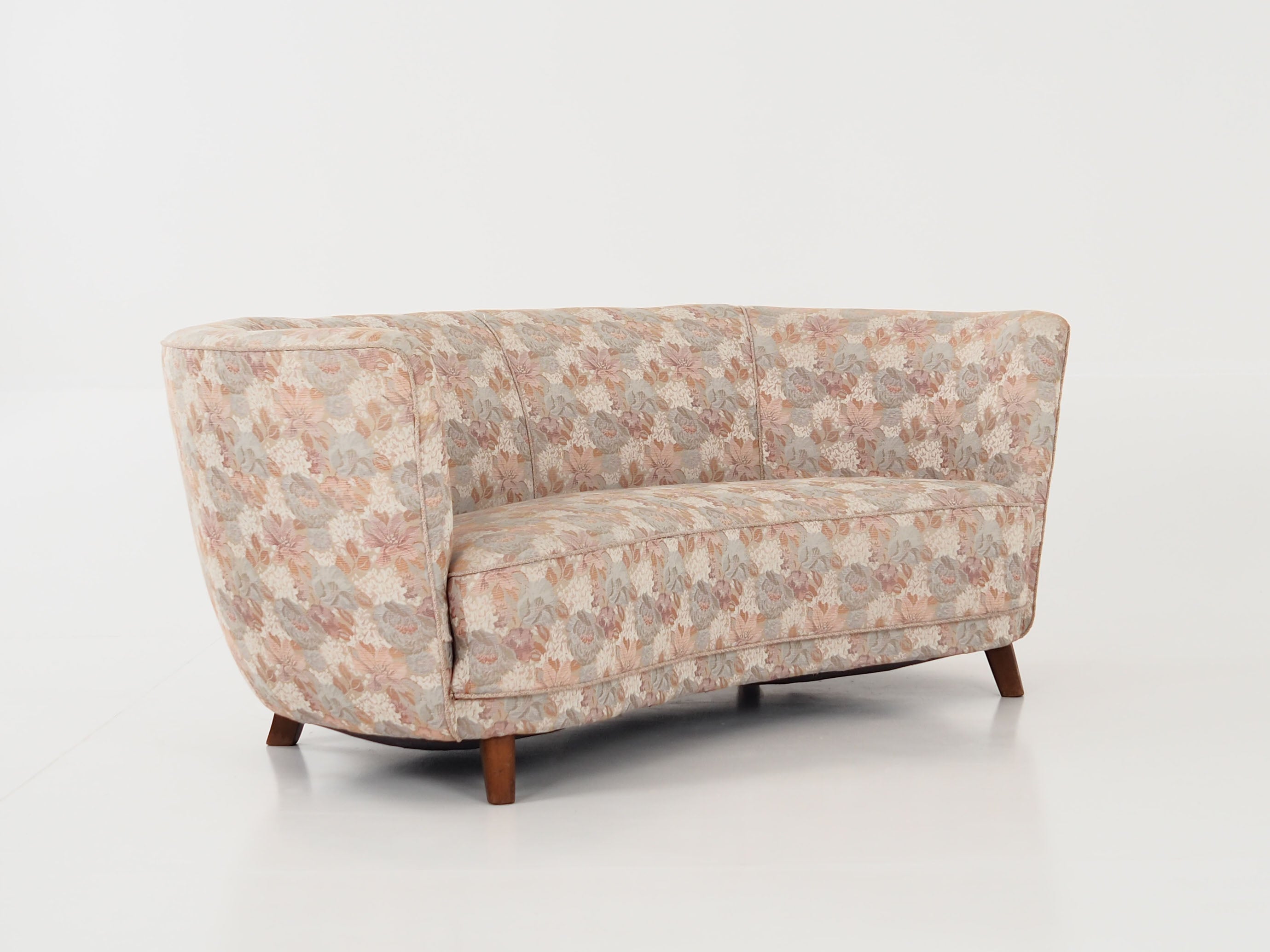 Banana_sofa,_Danish_design,_1970s,_production:_Denmark