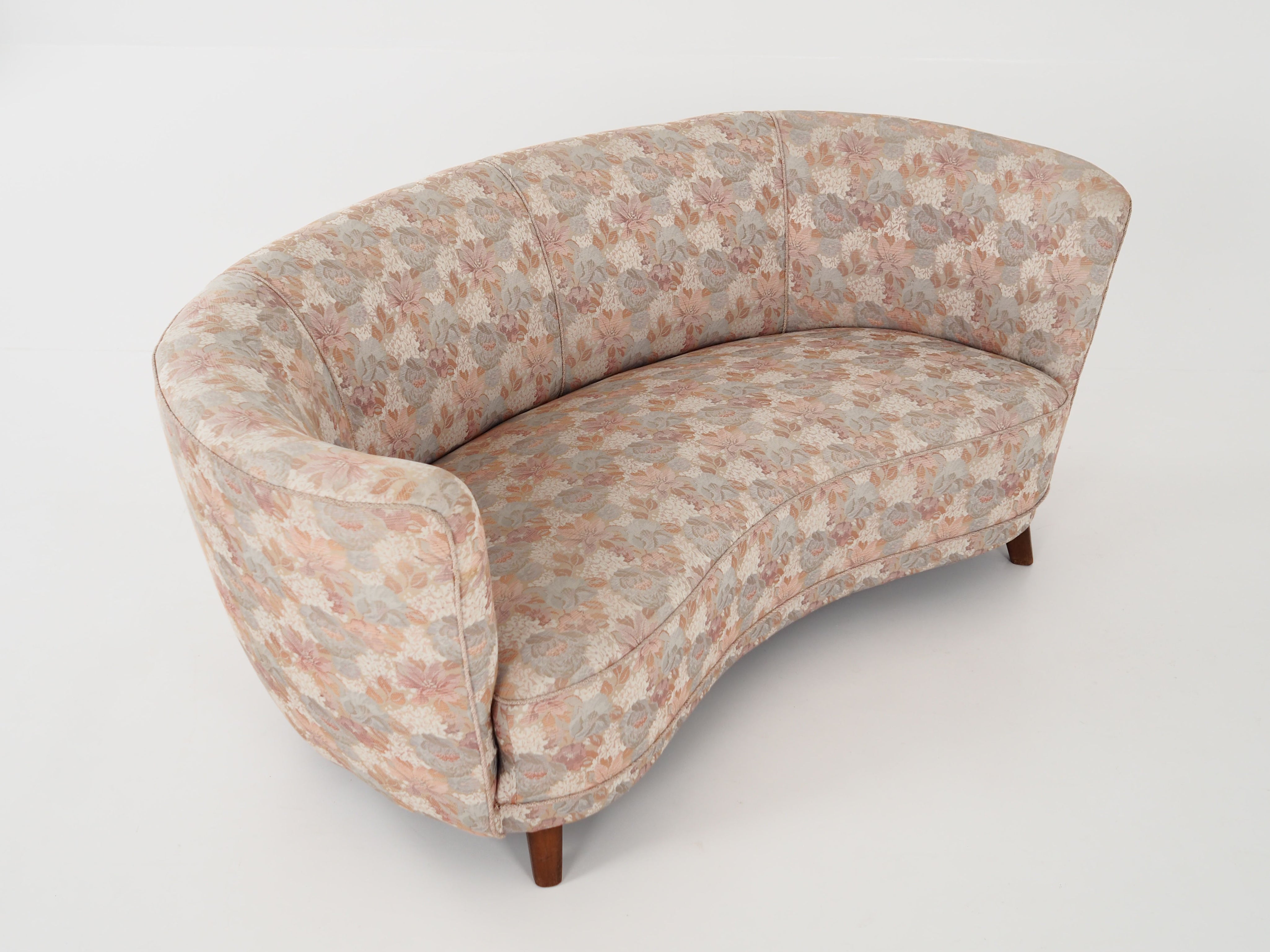 Banana_sofa,_Danish_design,_1970s,_production:_Denmark
