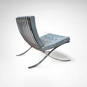 Barcelona_Chair_MR90_by_Mies_van_der_Rohe_for_Knoll,_1980s,_USA