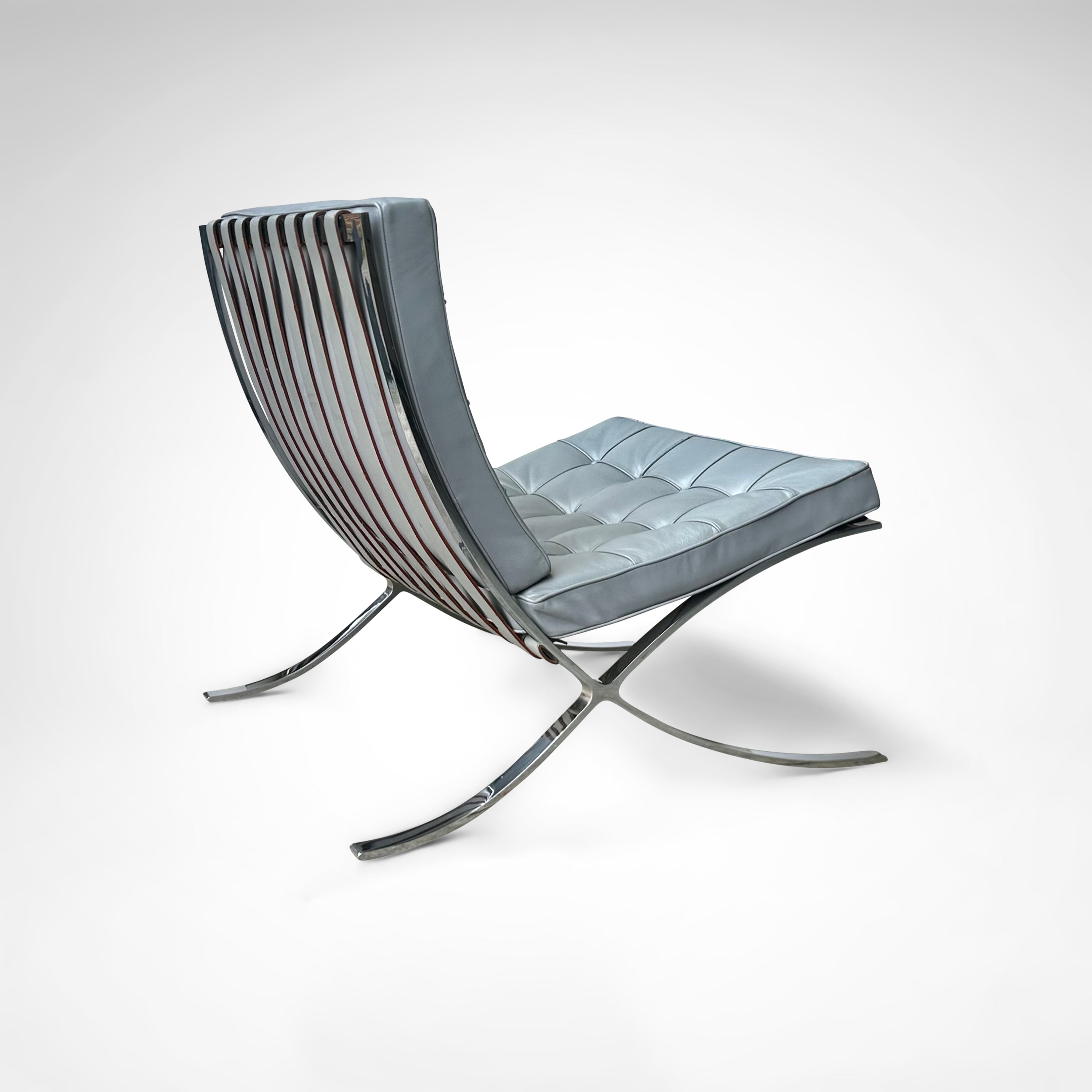 Barcelona_Chair_MR90_by_Mies_van_der_Rohe_for_Knoll,_1980s,_USA