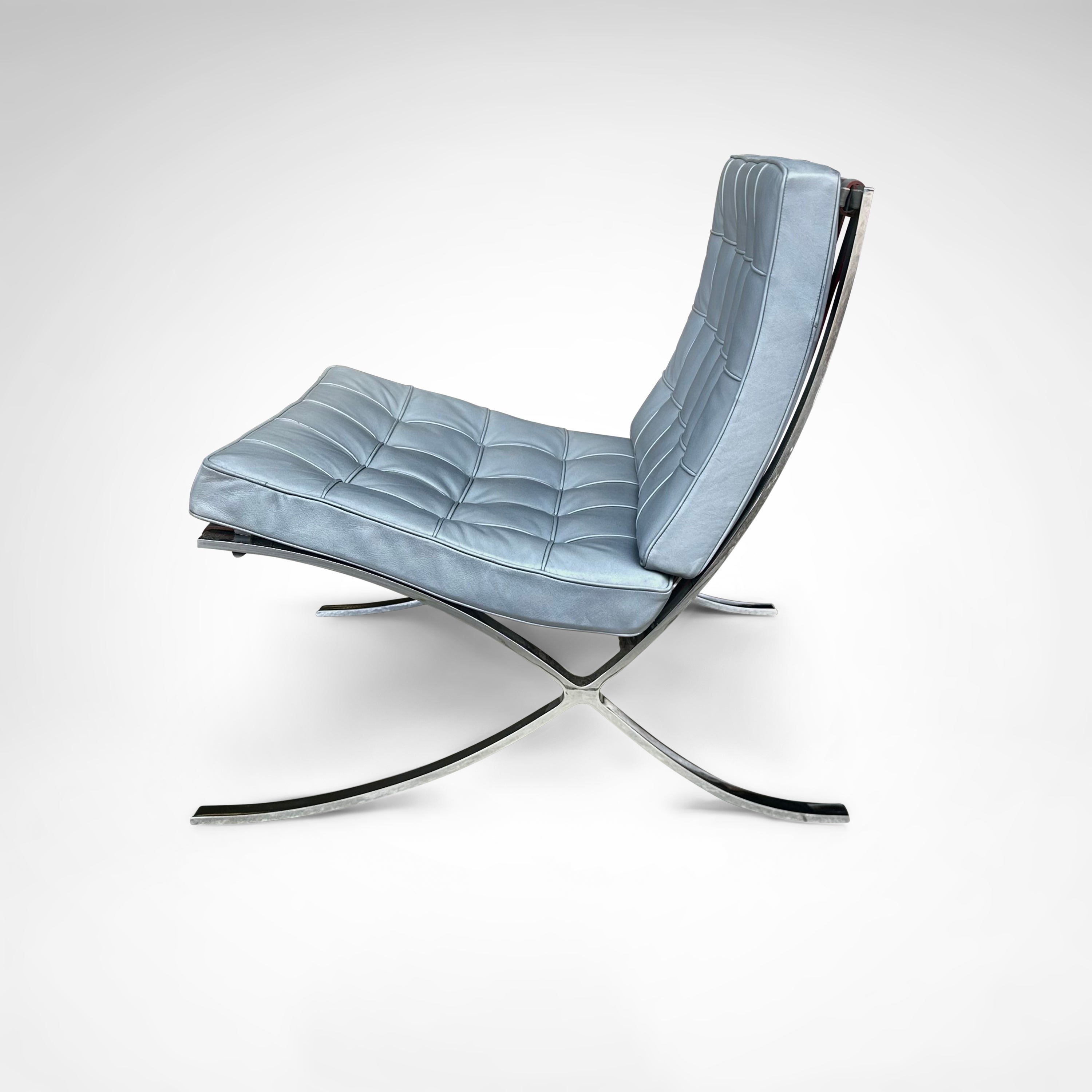Barcelona_Chair_MR90_by_Mies_van_der_Rohe_for_Knoll,_1980s,_USA