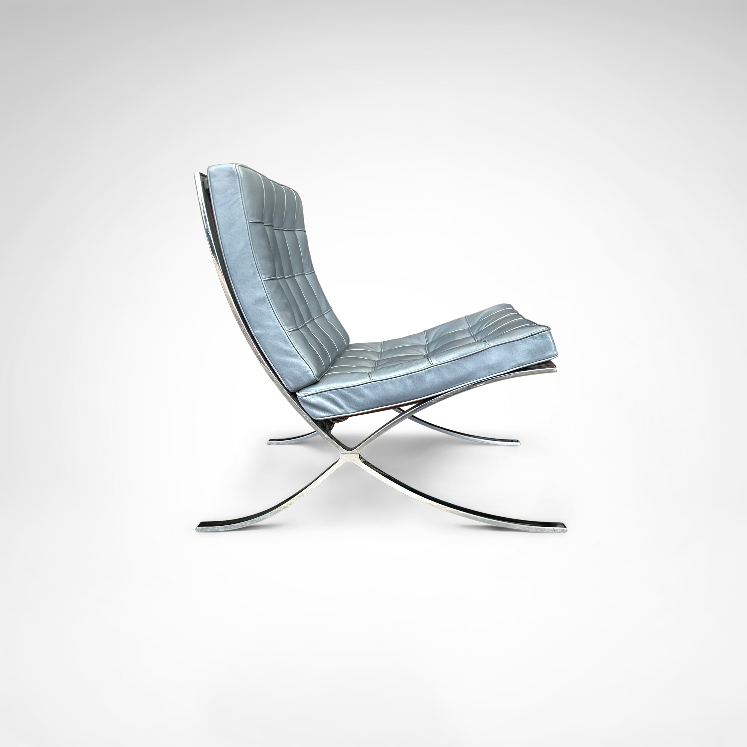 Barcelona_Chair_MR90_by_Mies_van_der_Rohe_for_Knoll,_1980s,_USA