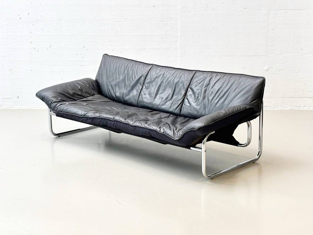 Bauhaus_three-seater_sofa_Johan_Bertil_Häggström_for_IKEA,_1970s
