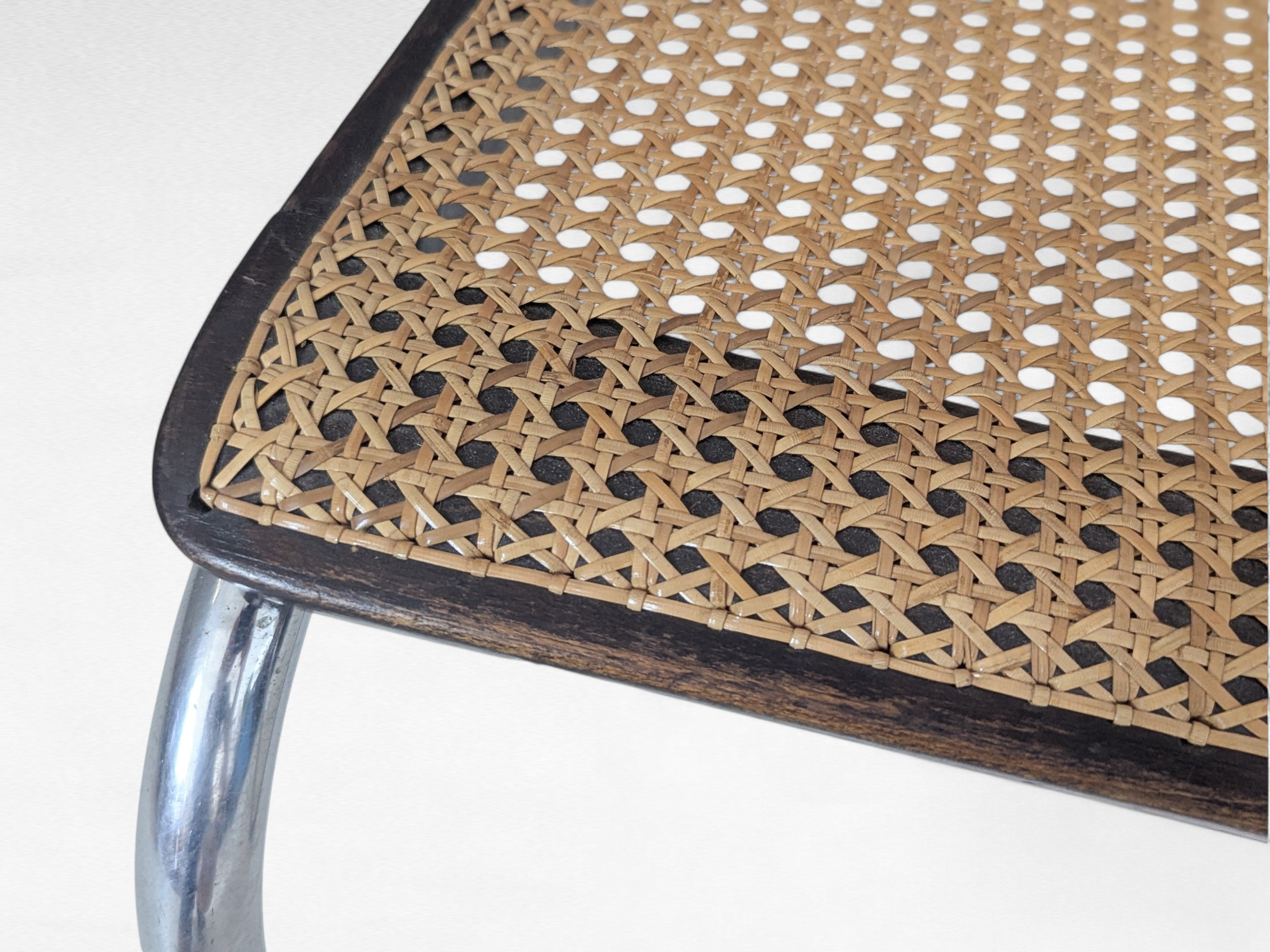 Bauhaus_tubular_steel_armchair_K_17_by_Robert_Slezák,_1930s