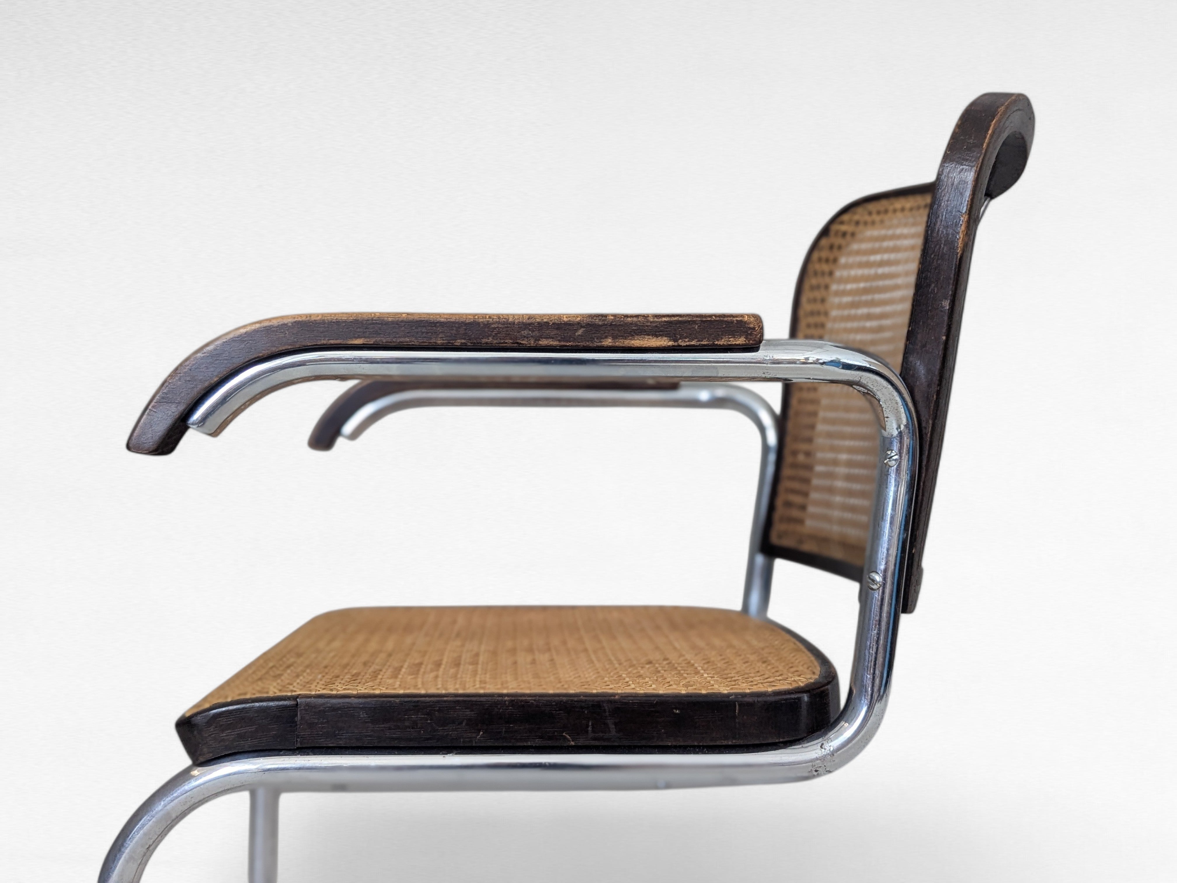 Bauhaus_tubular_steel_armchair_K_17_by_Robert_Slezák,_1930s