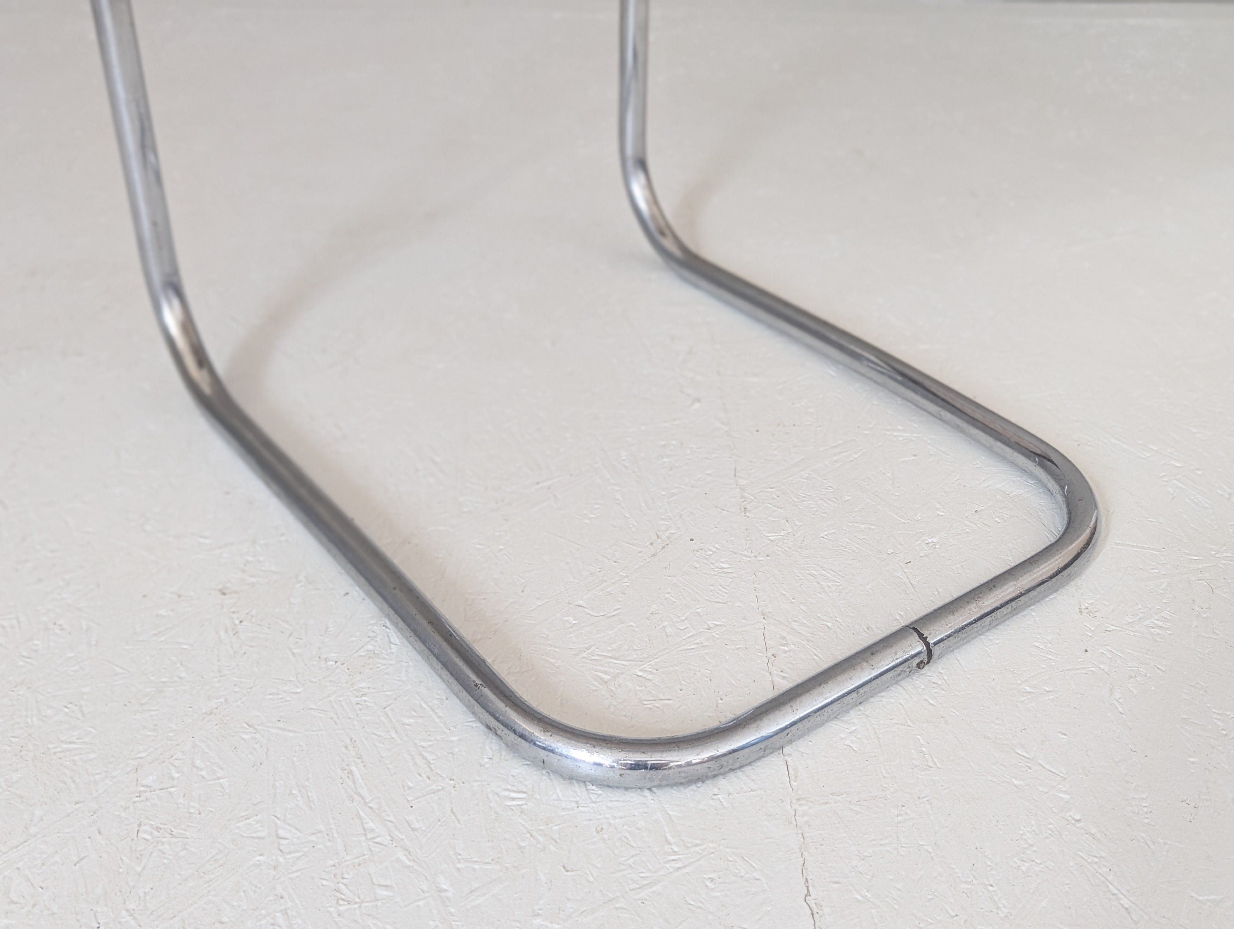 Bauhaus_tubular_steel_armchair_K_17_by_Robert_Slezák,_1930s