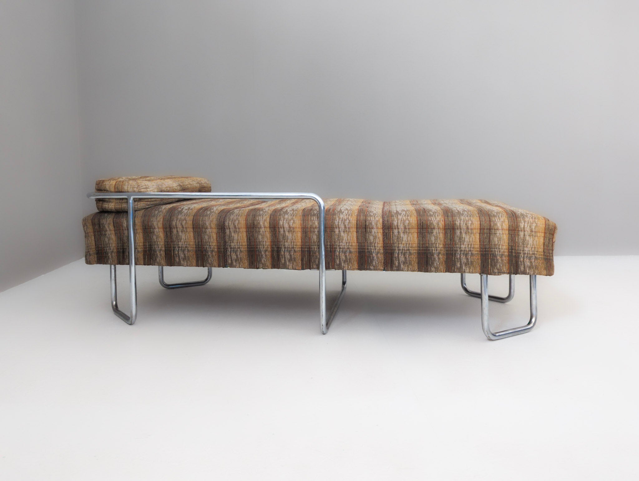 Bauhaus_Tubular_Steel_Daybed_B_267_by_Bruno_Weil_for_Thonet,_1930s