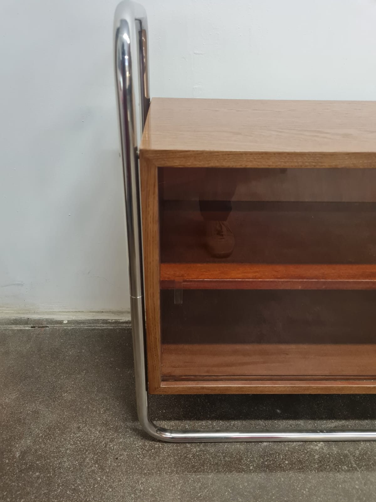 Bauhaus_Tubular_Steel_Display_Cabinet