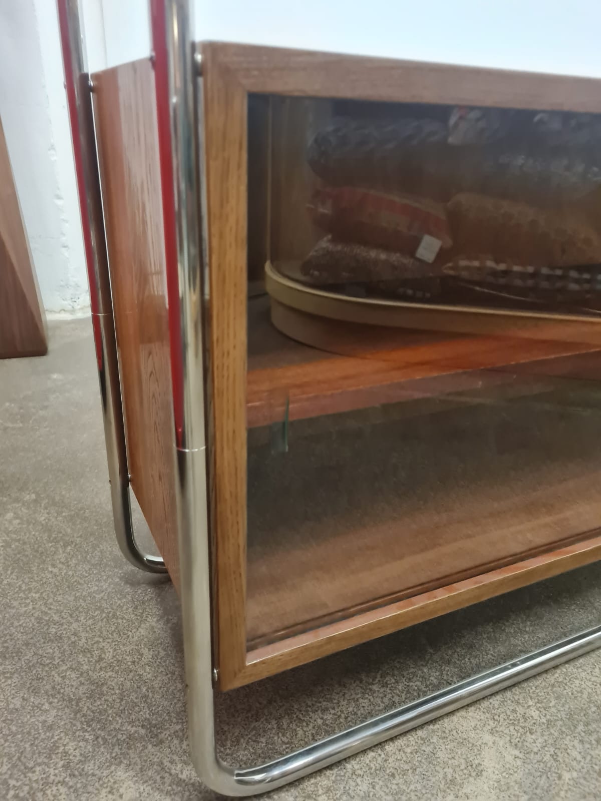 Bauhaus_Tubular_Steel_Display_Cabinet