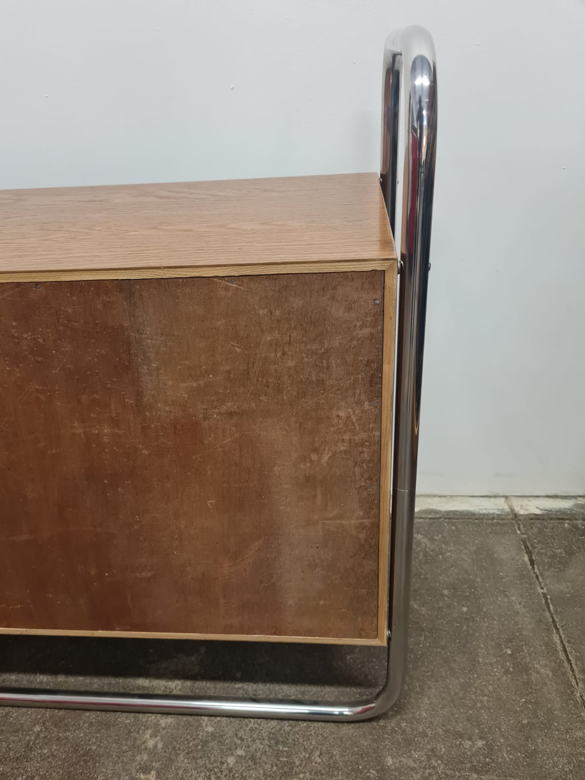 Bauhaus_Tubular_Steel_Display_Cabinet