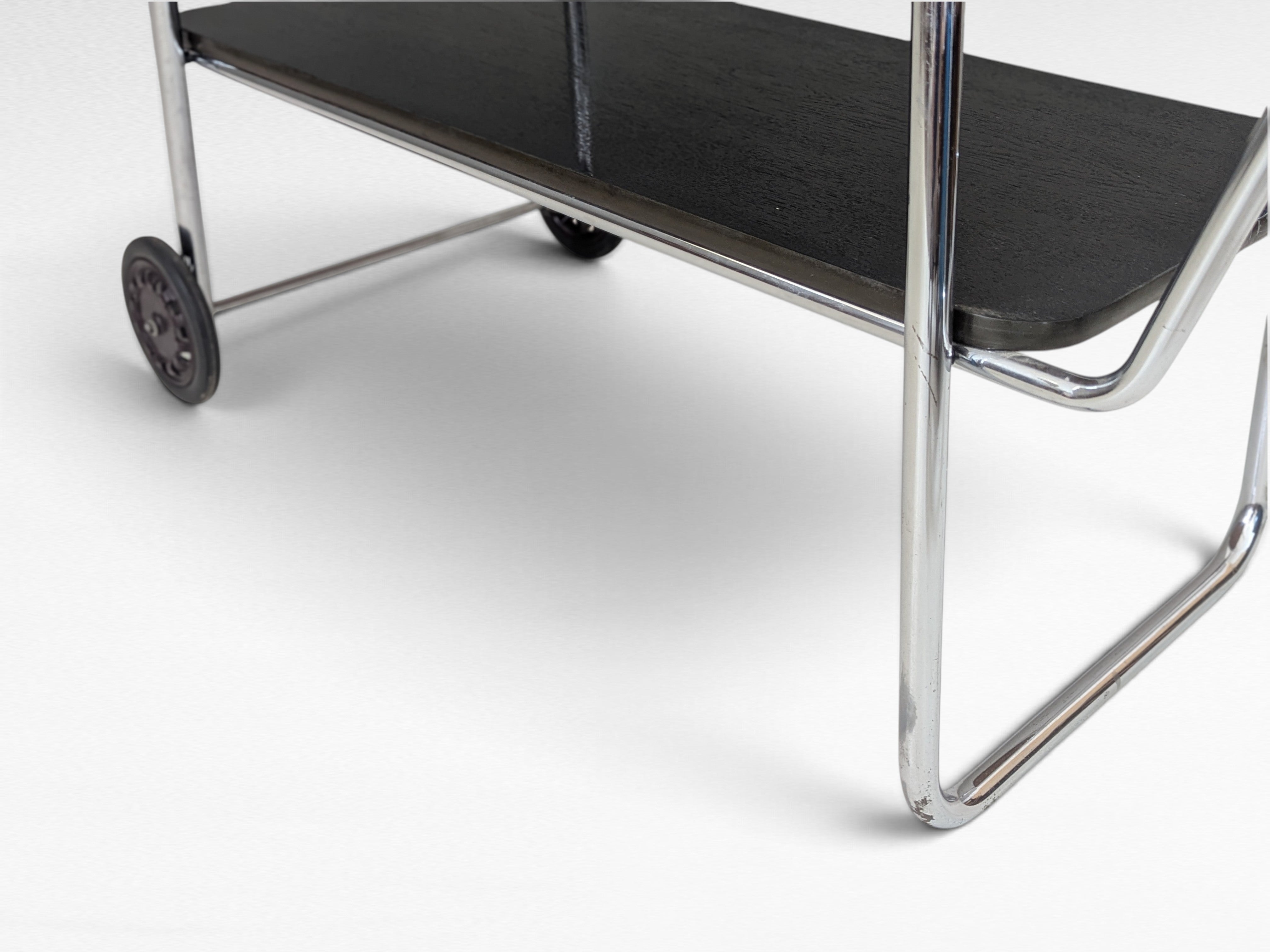 Bauhaus_tubular_steel_serving_cart_by_Robert_Slezák,_1930s