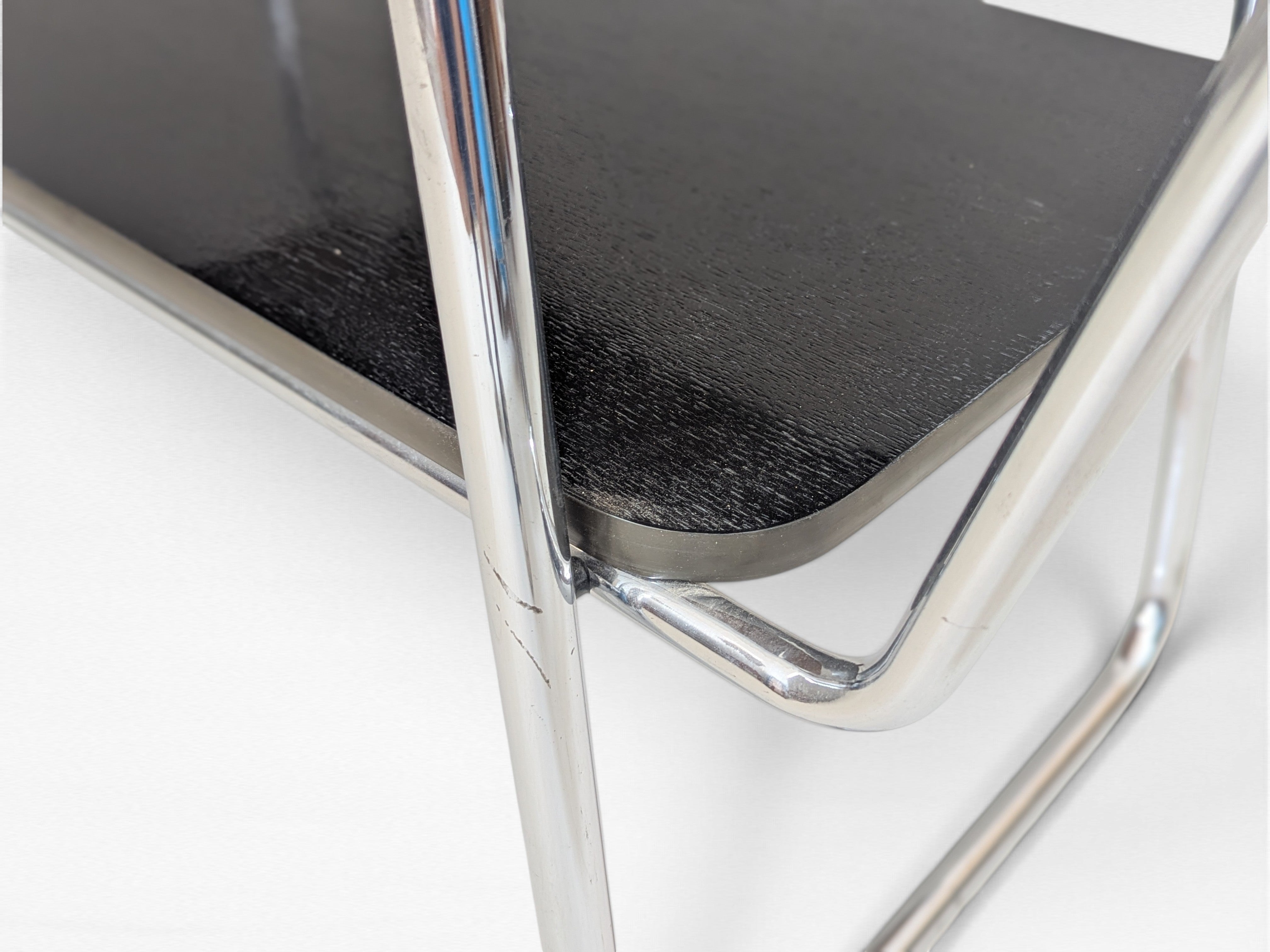 Bauhaus_tubular_steel_serving_cart_by_Robert_Slezák,_1930s