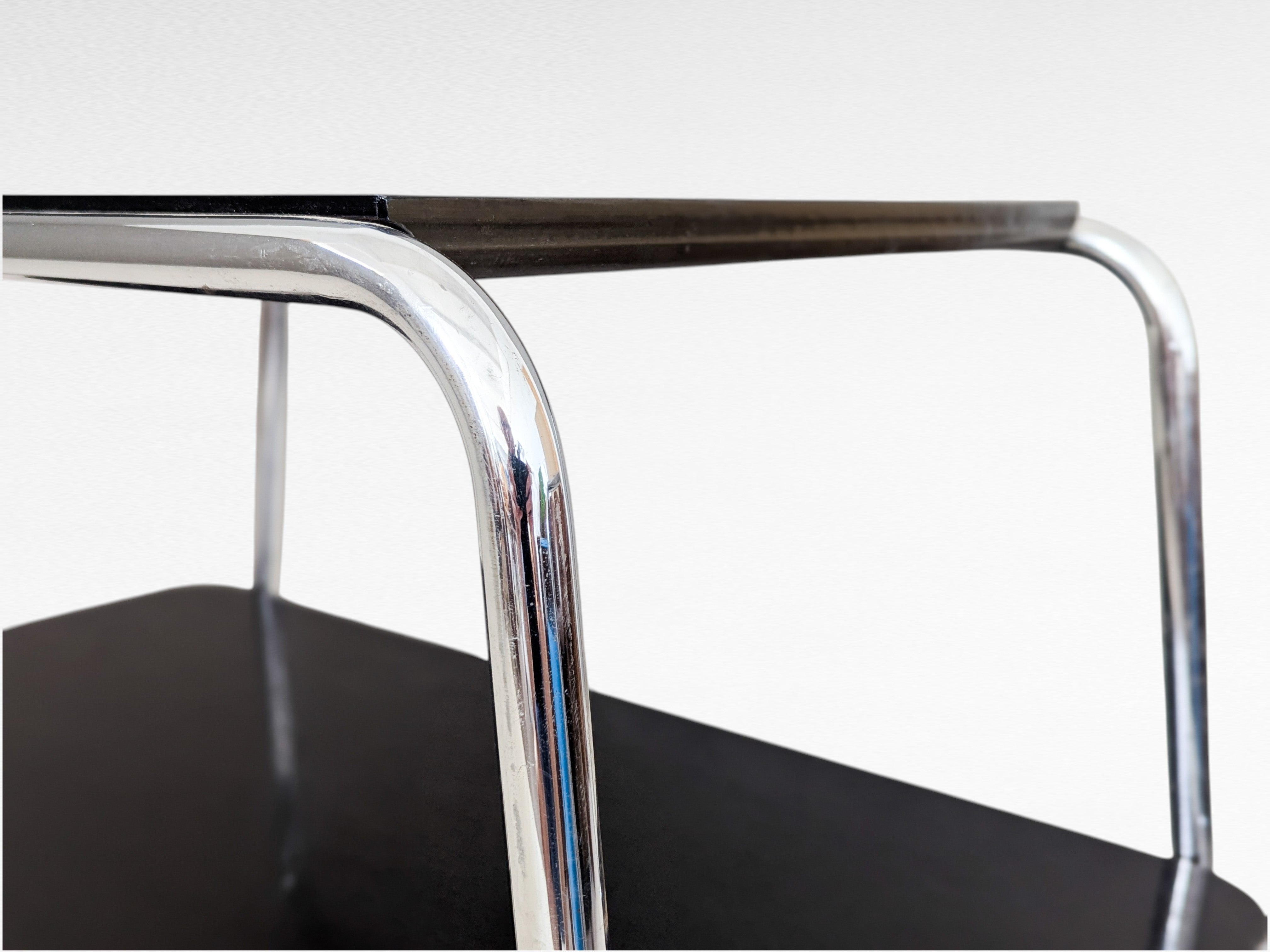 Bauhaus_tubular_steel_serving_cart_by_Robert_Slezák,_1930s
