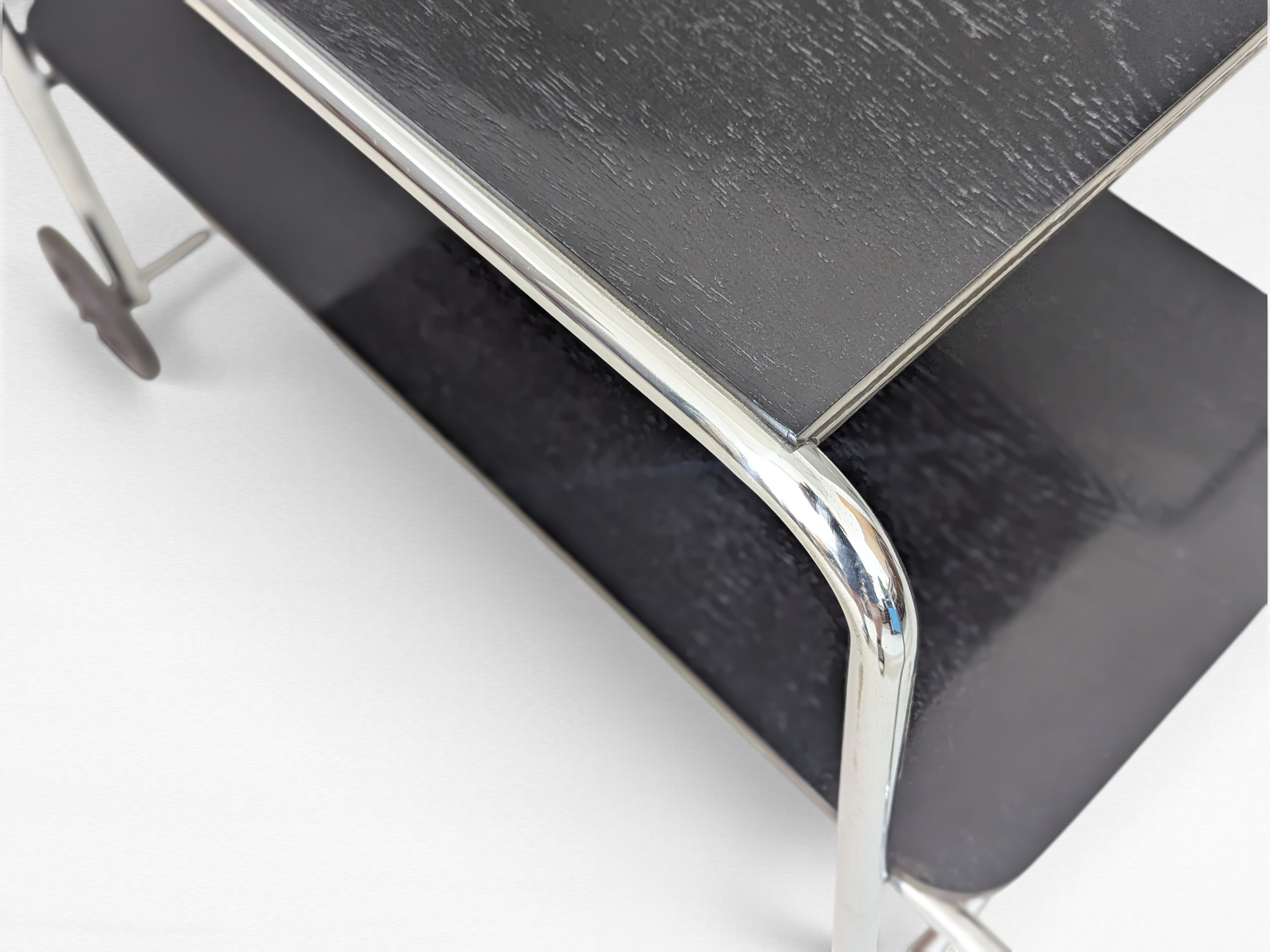 Bauhaus_tubular_steel_serving_cart_by_Robert_Slezák,_1930s