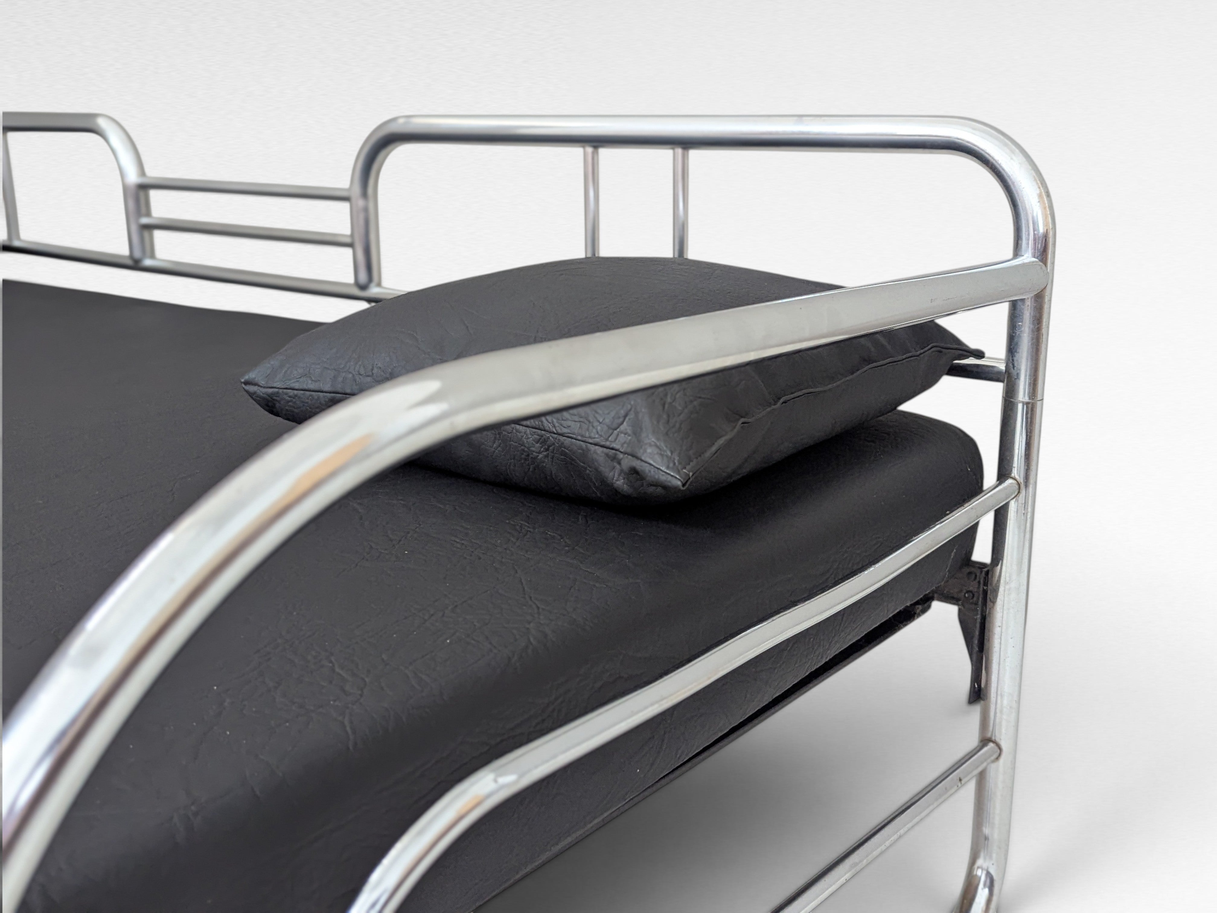 Hynek_Gottwald_Bauhaus_Tubular_Steel_Sofa_in_Chrome_and_Black_Vegan_Leather,_Czechoslovakia,_1930s