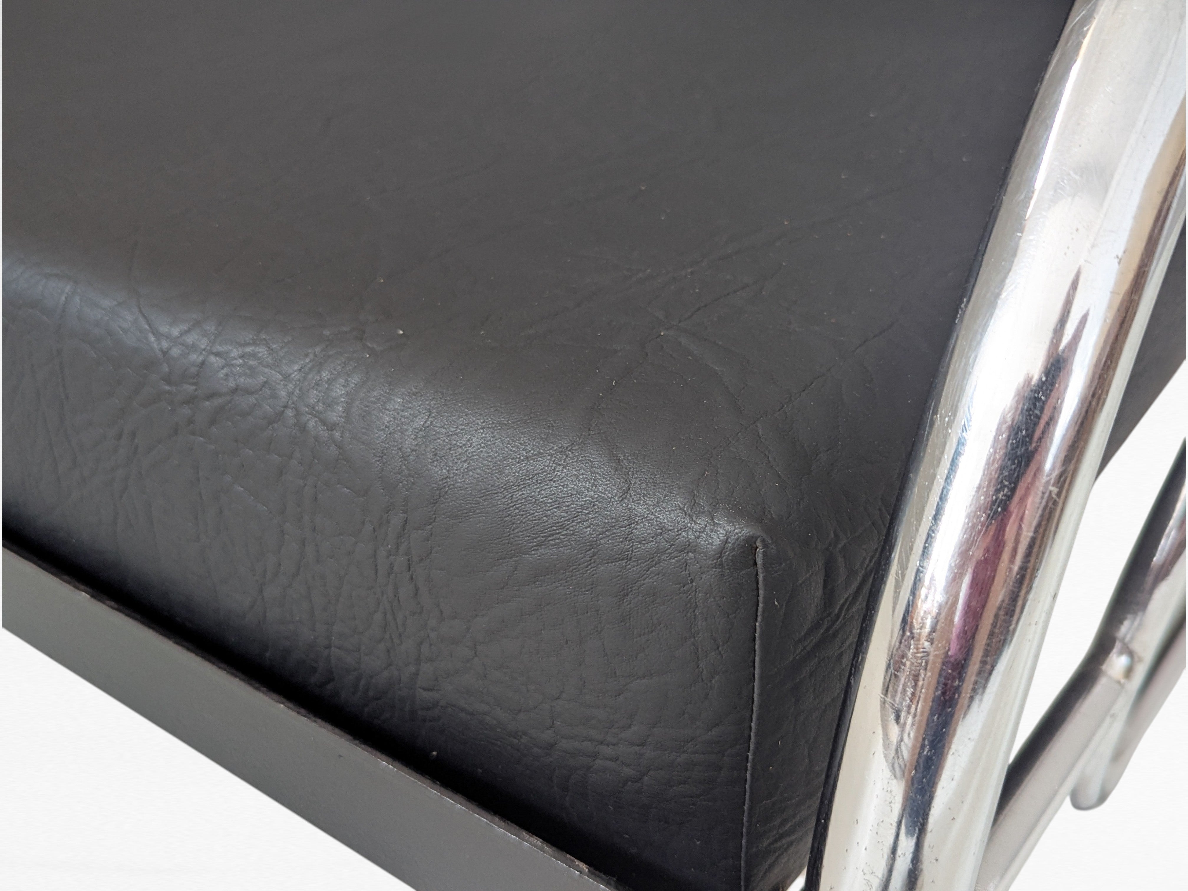 Hynek_Gottwald_Bauhaus_Tubular_Steel_Sofa_in_Chrome_and_Black_Vegan_Leather,_Czechoslovakia,_1930s