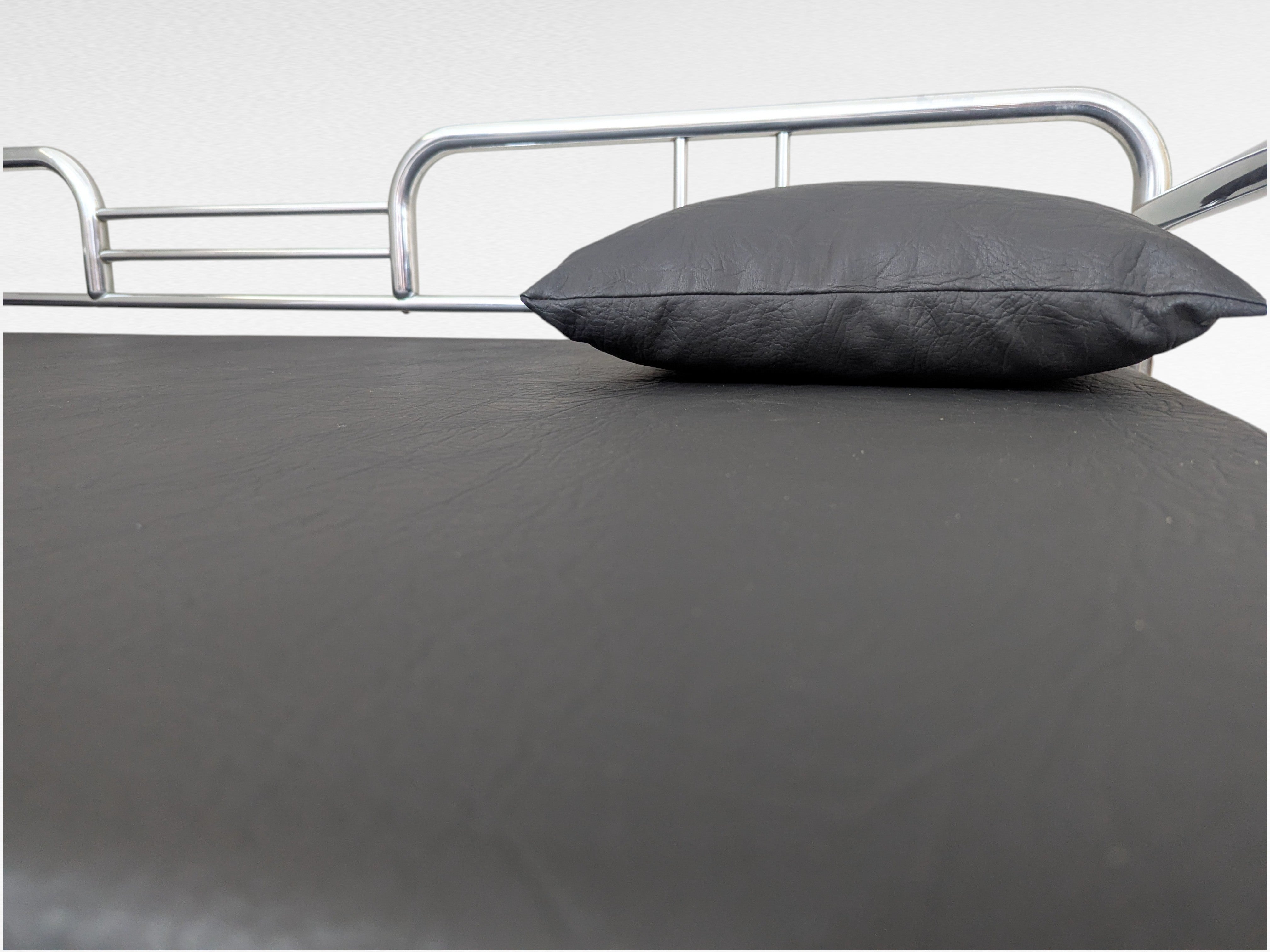 Hynek_Gottwald_Bauhaus_Tubular_Steel_Sofa_in_Chrome_and_Black_Vegan_Leather,_Czechoslovakia,_1930s