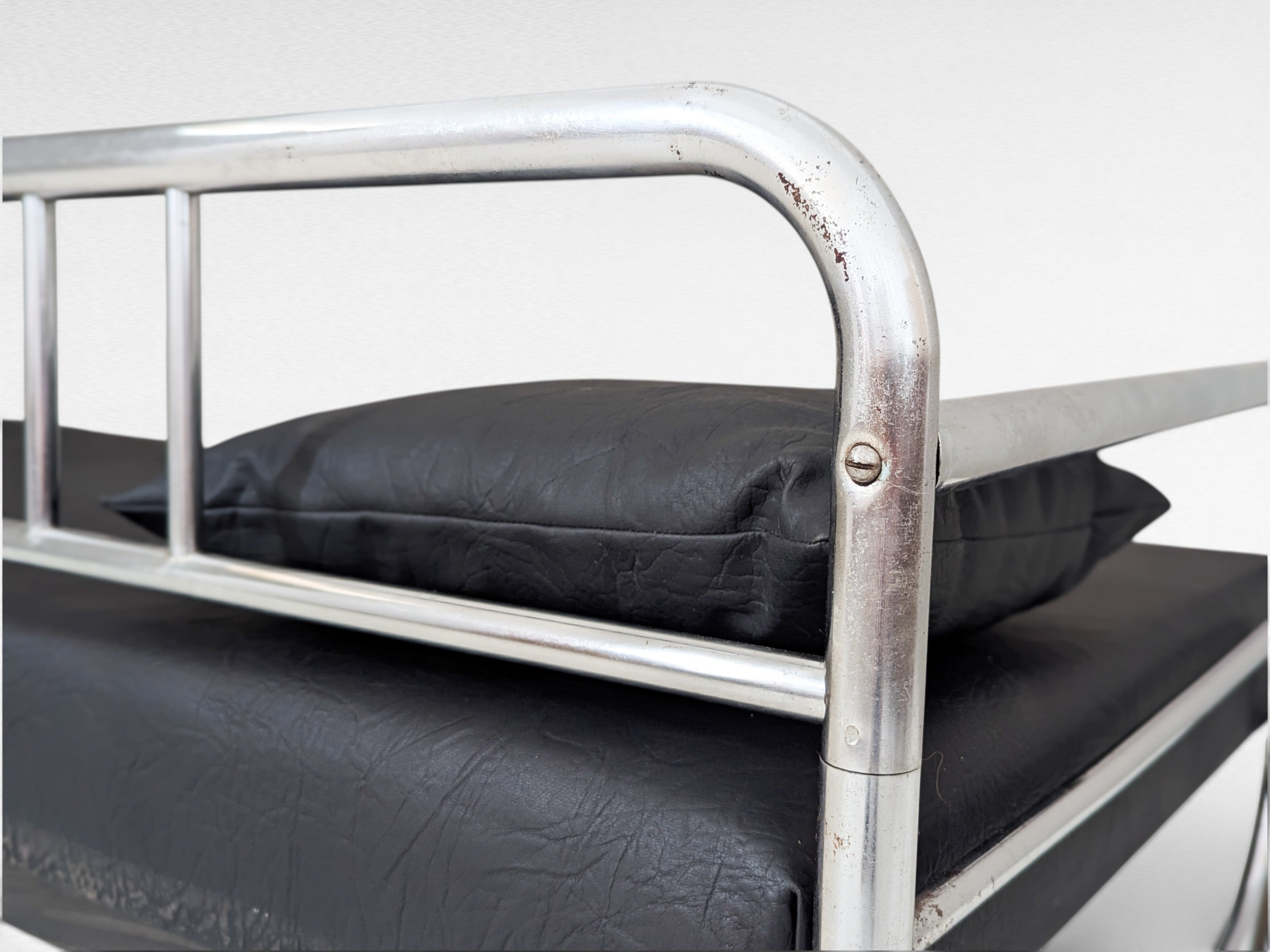 Hynek_Gottwald_Bauhaus_Tubular_Steel_Sofa_in_Chrome_and_Black_Vegan_Leather,_Czechoslovakia,_1930s