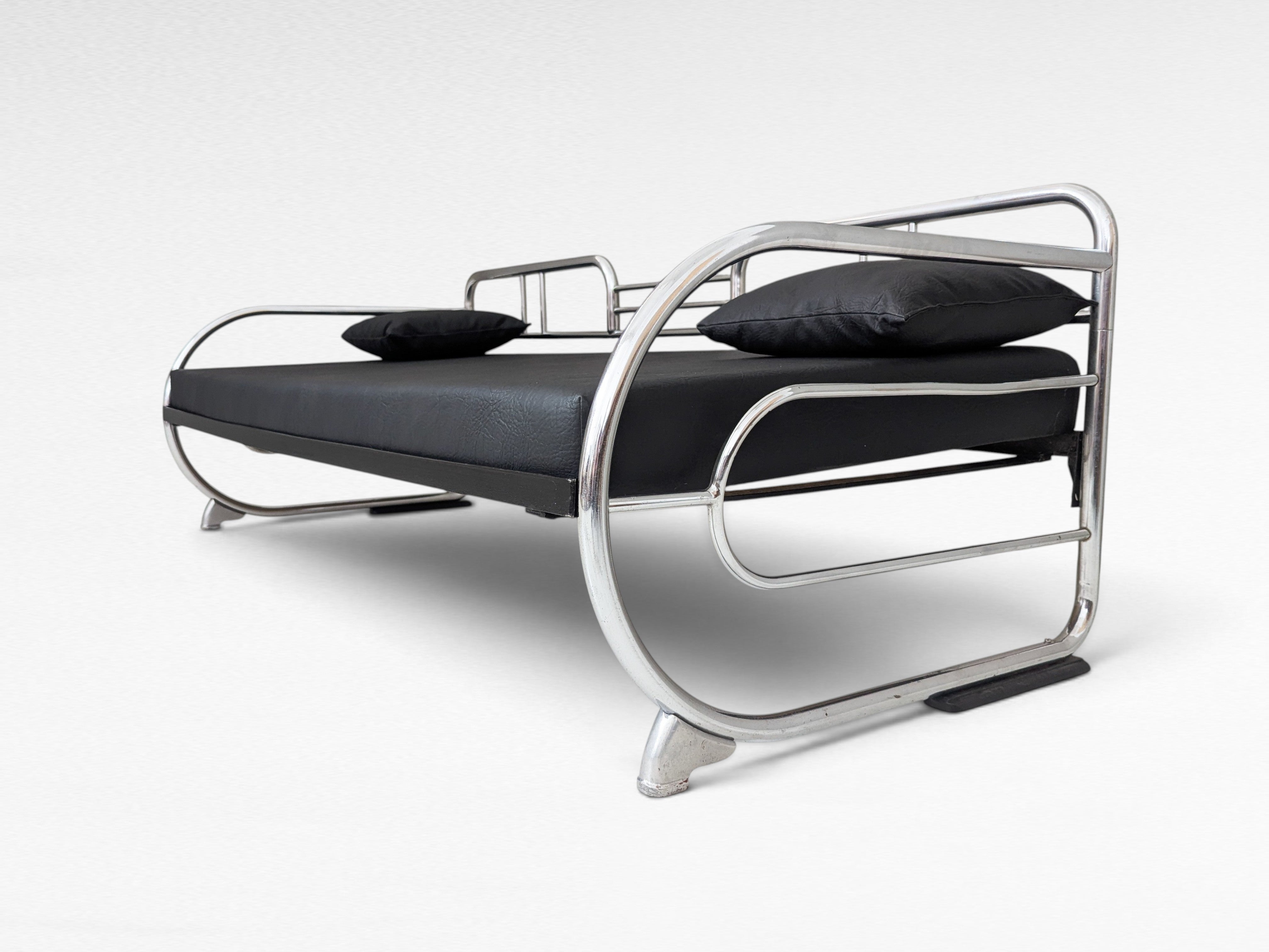 Hynek_Gottwald_Bauhaus_Tubular_Steel_Sofa_in_Chrome_and_Black_Vegan_Leather,_Czechoslovakia,_1930s