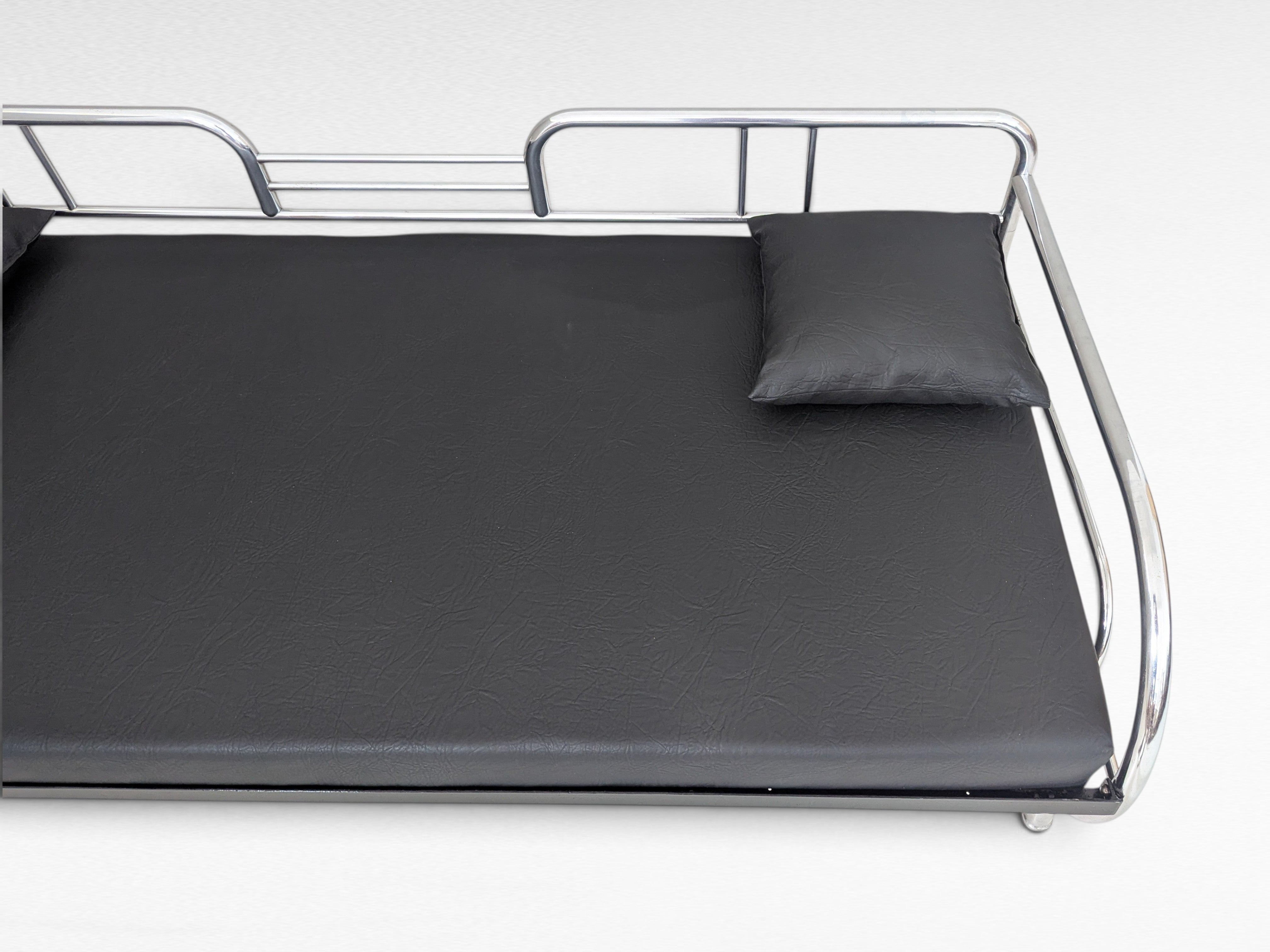 Hynek_Gottwald_Bauhaus_Tubular_Steel_Sofa_in_Chrome_and_Black_Vegan_Leather,_Czechoslovakia,_1930s