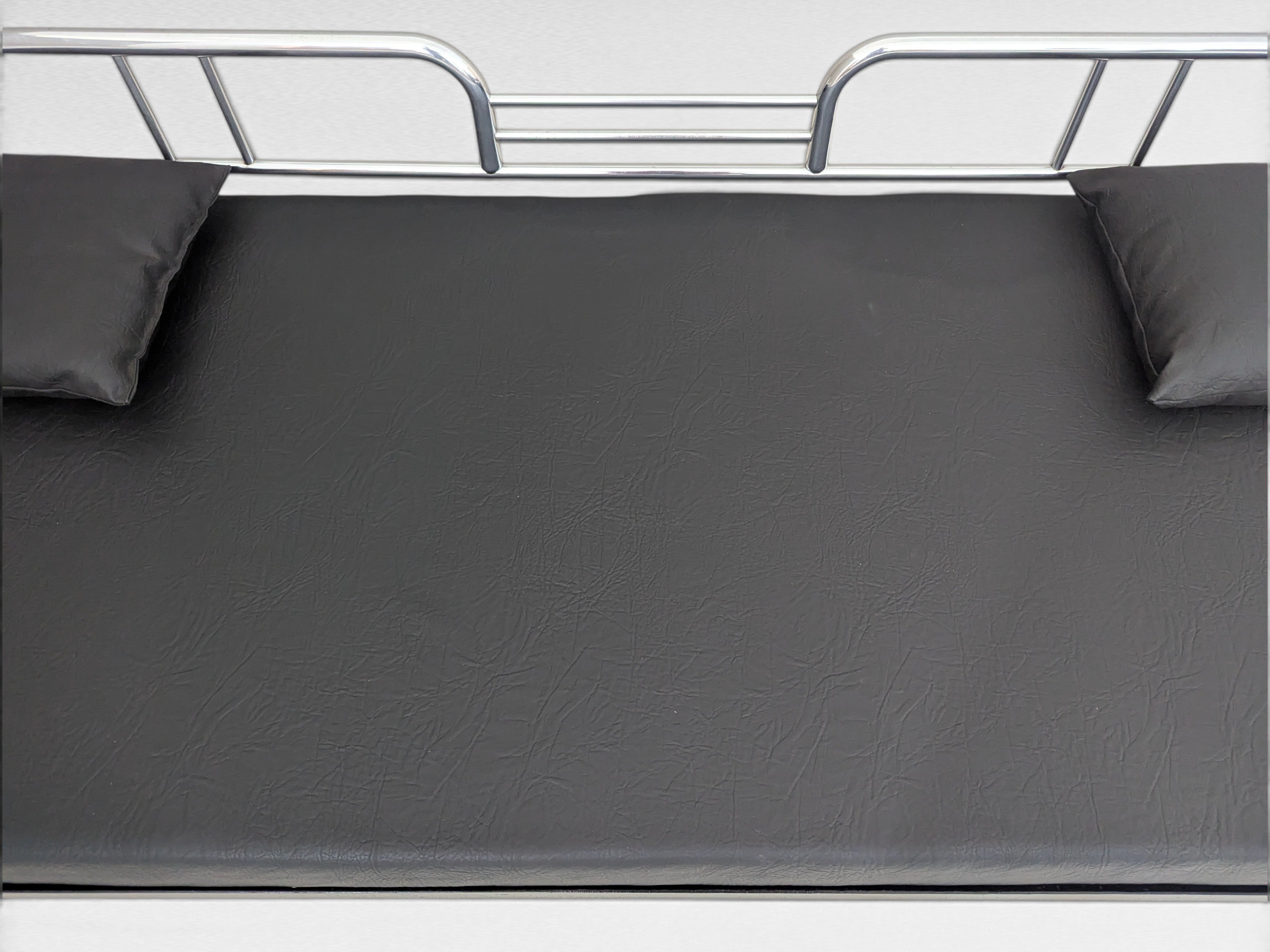 Hynek_Gottwald_Bauhaus_Tubular_Steel_Sofa_in_Chrome_and_Black_Vegan_Leather,_Czechoslovakia,_1930s