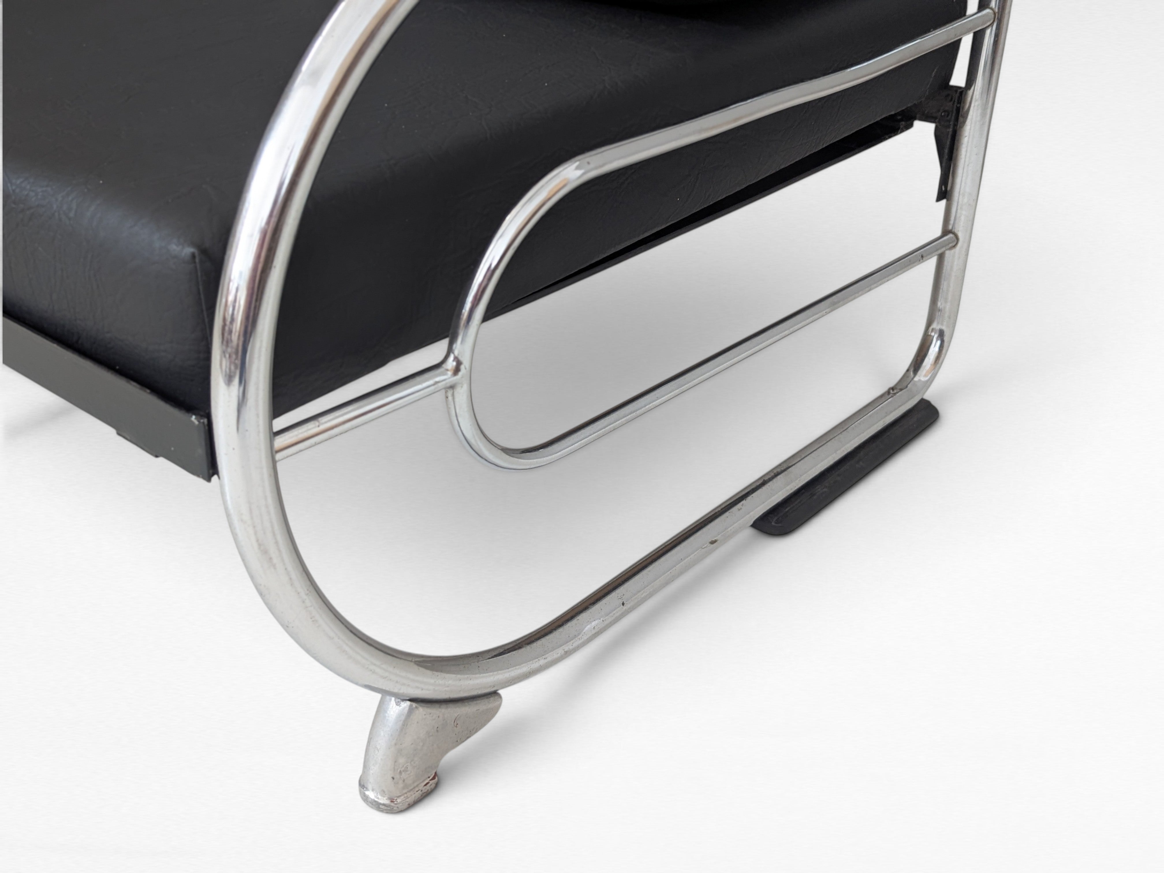 Hynek_Gottwald_Bauhaus_Tubular_Steel_Sofa_in_Chrome_and_Black_Vegan_Leather,_Czechoslovakia,_1930s