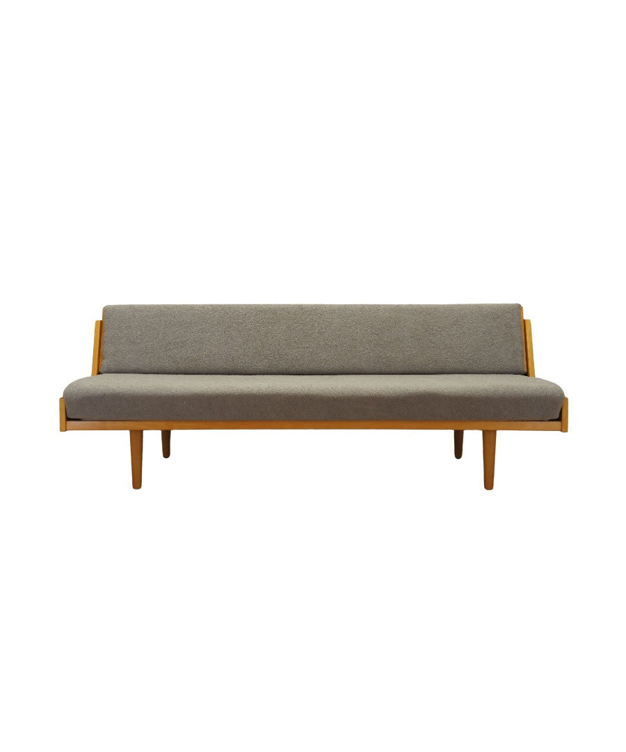 Beech_sofa,_Danish_design,_1960s,_designer:_Hans._J._Wegner,_manufacture:_Getama