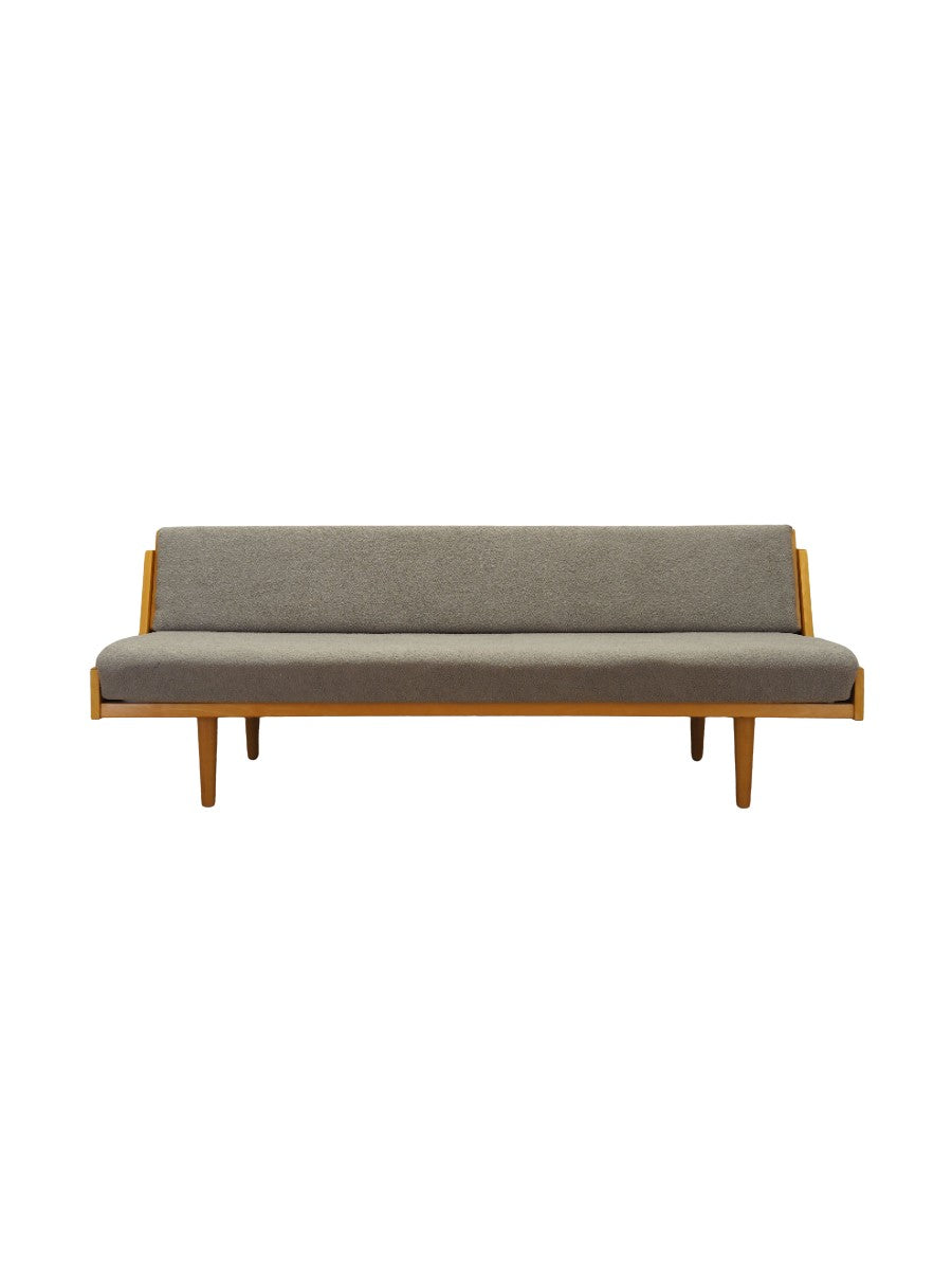 Beech_sofa,_Danish_design,_1960s,_designer:_Hans._J._Wegner,_manufacture:_Getama
